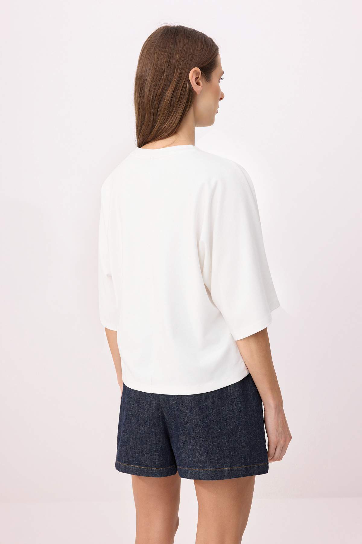 Trendyolmilla  Ekru Oversize/Geniş Kalıp Yarasa Kol Kısa Kollu İnterlok Örme T-Shirt TWOSS26TS00143 - Görsel 4