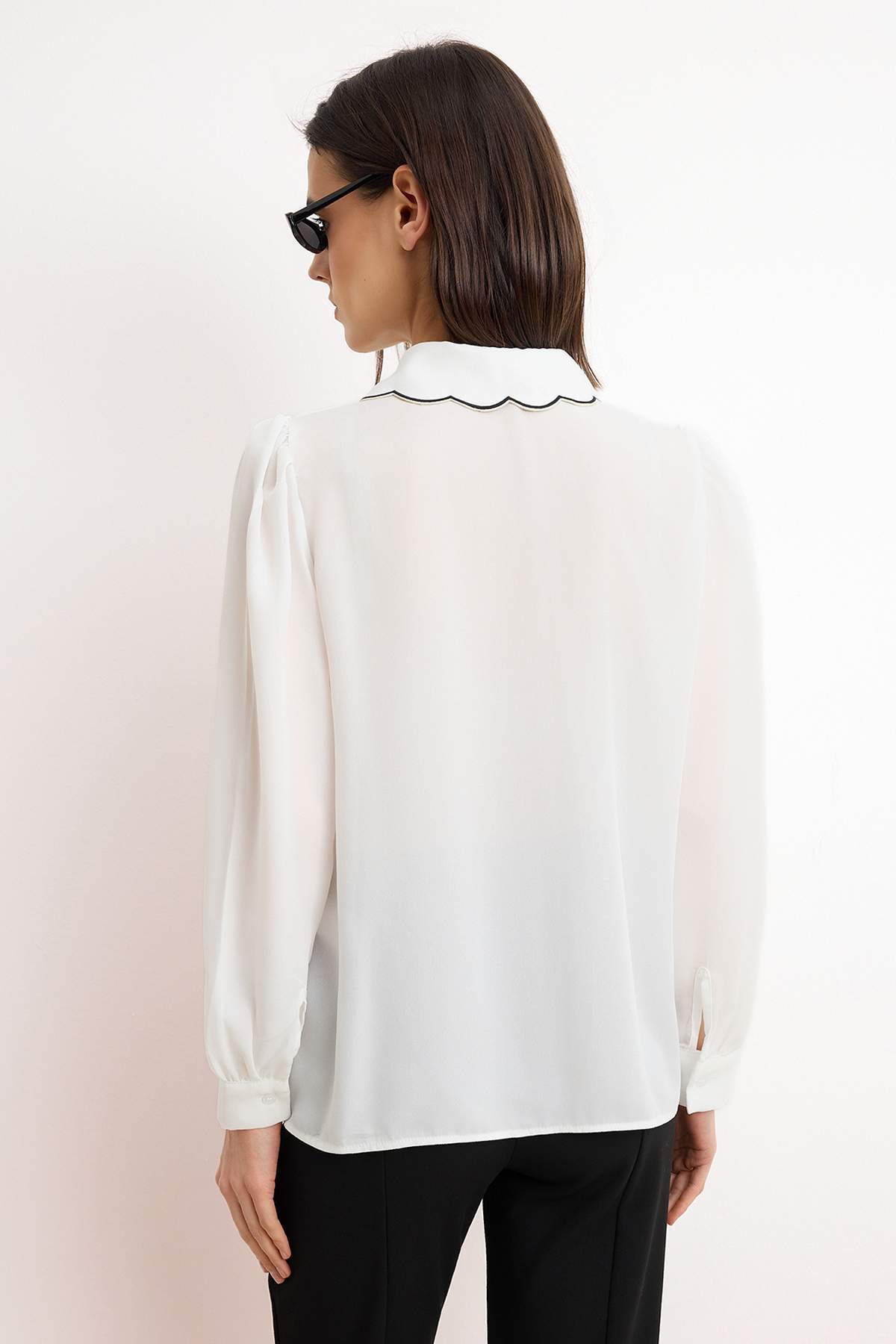 Trendyolmilla  Beyaz Nakış Detaylı Regular Normal Kalıp Dokuma Gömlek TWOAW21GO0302 - Görsel 4