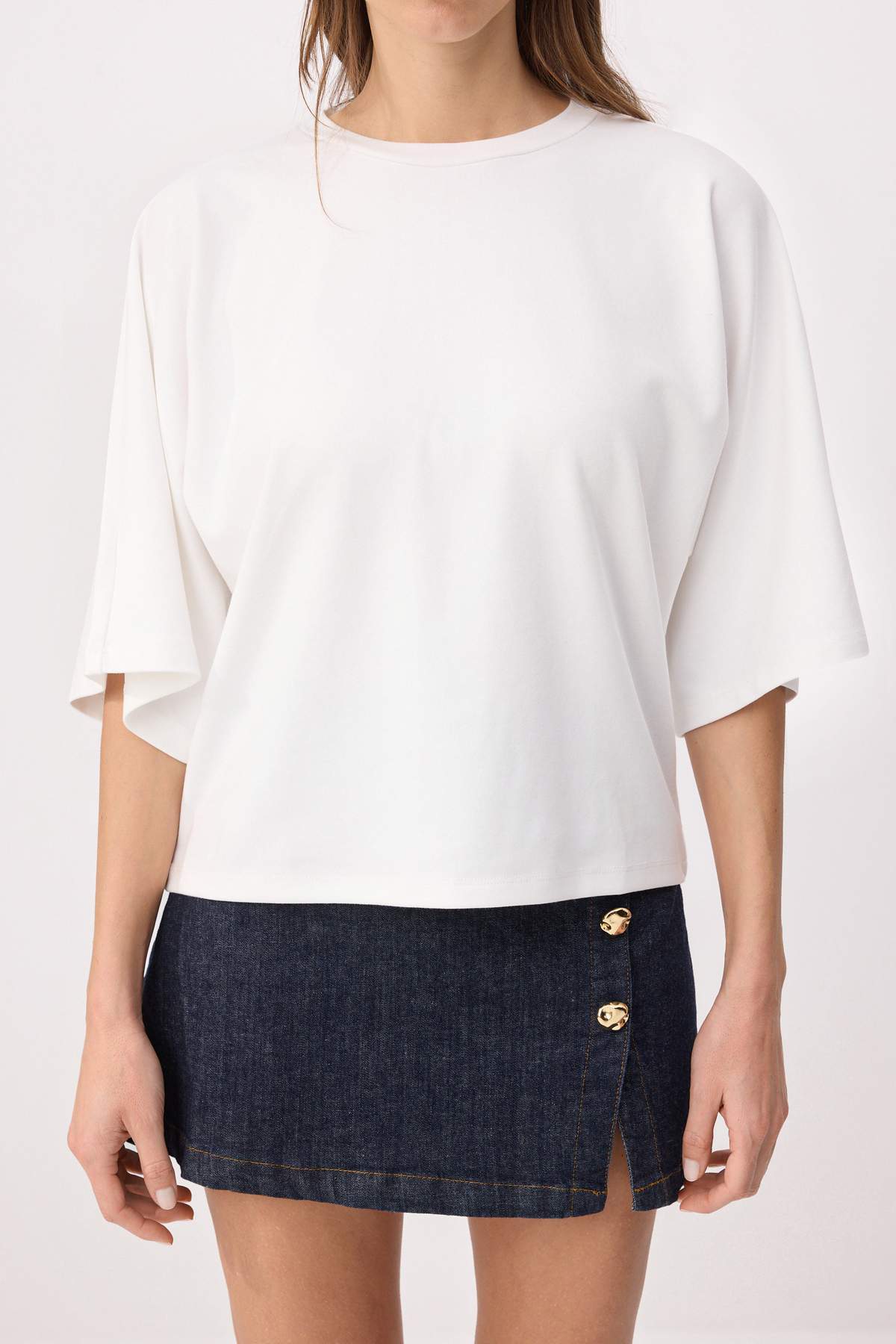 Trendyolmilla  Ekru Oversize/Geniş Kalıp Yarasa Kol Kısa Kollu İnterlok Örme T-Shirt TWOSS26TS00143 - Görsel 3