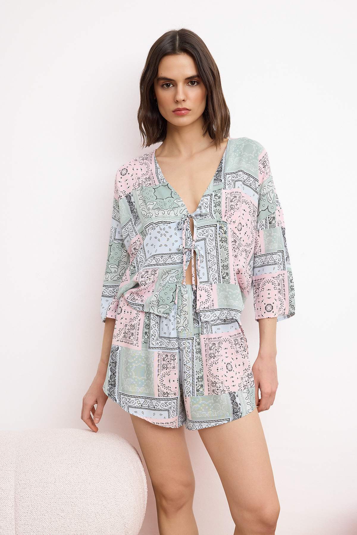 Trendyolmilla Çok Renkli Etnik/Bohem Desenli Bağlamalı/Fiyonklu Viskon Şortlu Dokuma Pijama Takımı THMSS23PT00165