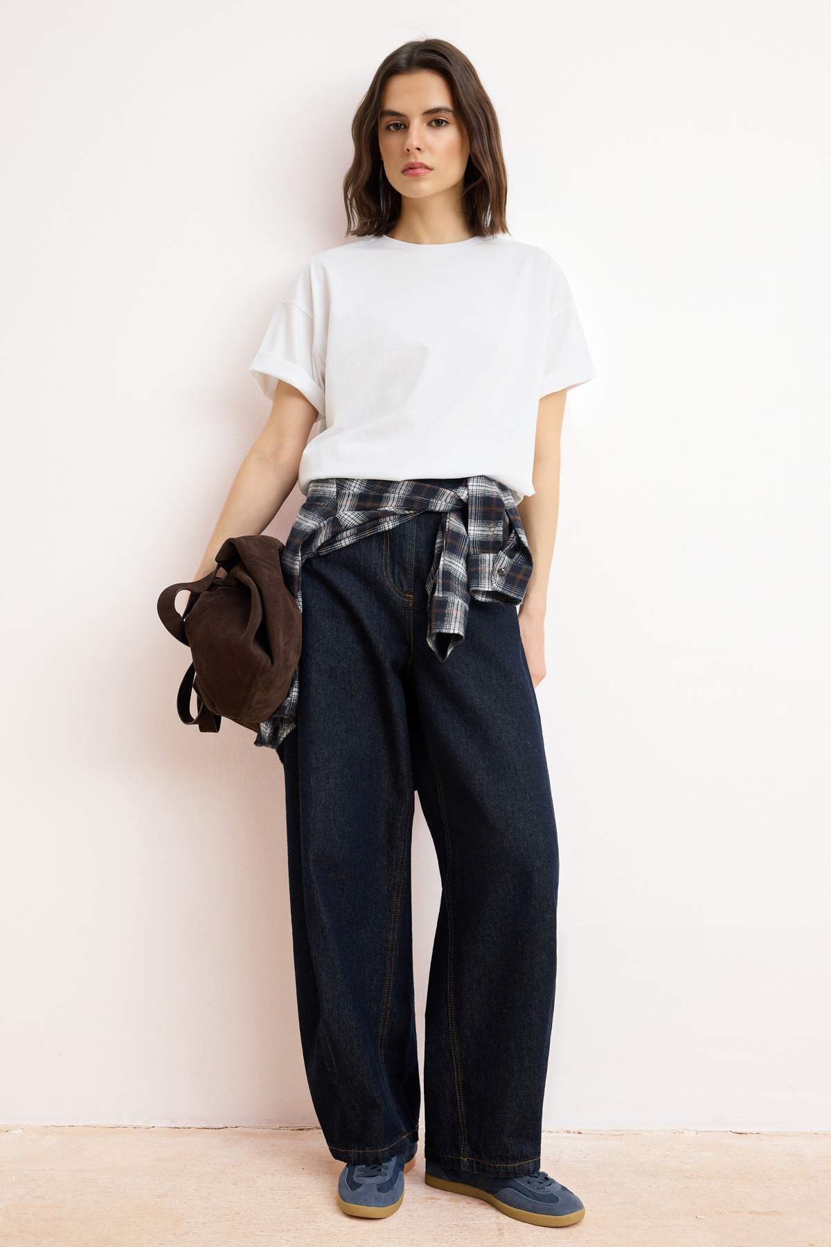 Trendyolmilla  Beyaz %100 Pamuk Bisiklet Yaka Oversize/Geniş Kalıp Örme T-Shirt TWOSS20TS0134 - Görsel 2