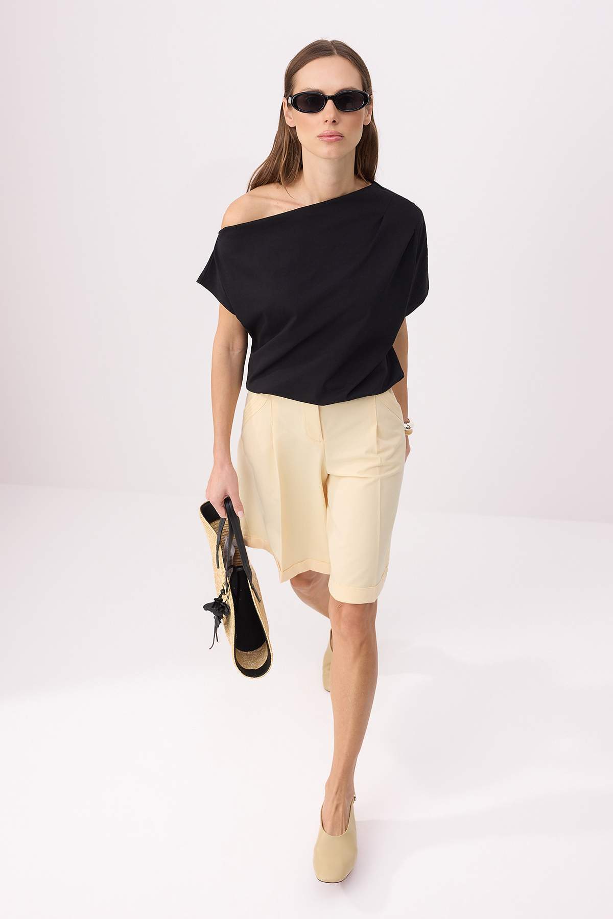 Trendyolmilla  Siyah Regular/Normal Kalıp Kayık Yaka Kısa Kollu %100 Pamuk Örme T-Shirt TWOSS26TS00184 - Görsel 2