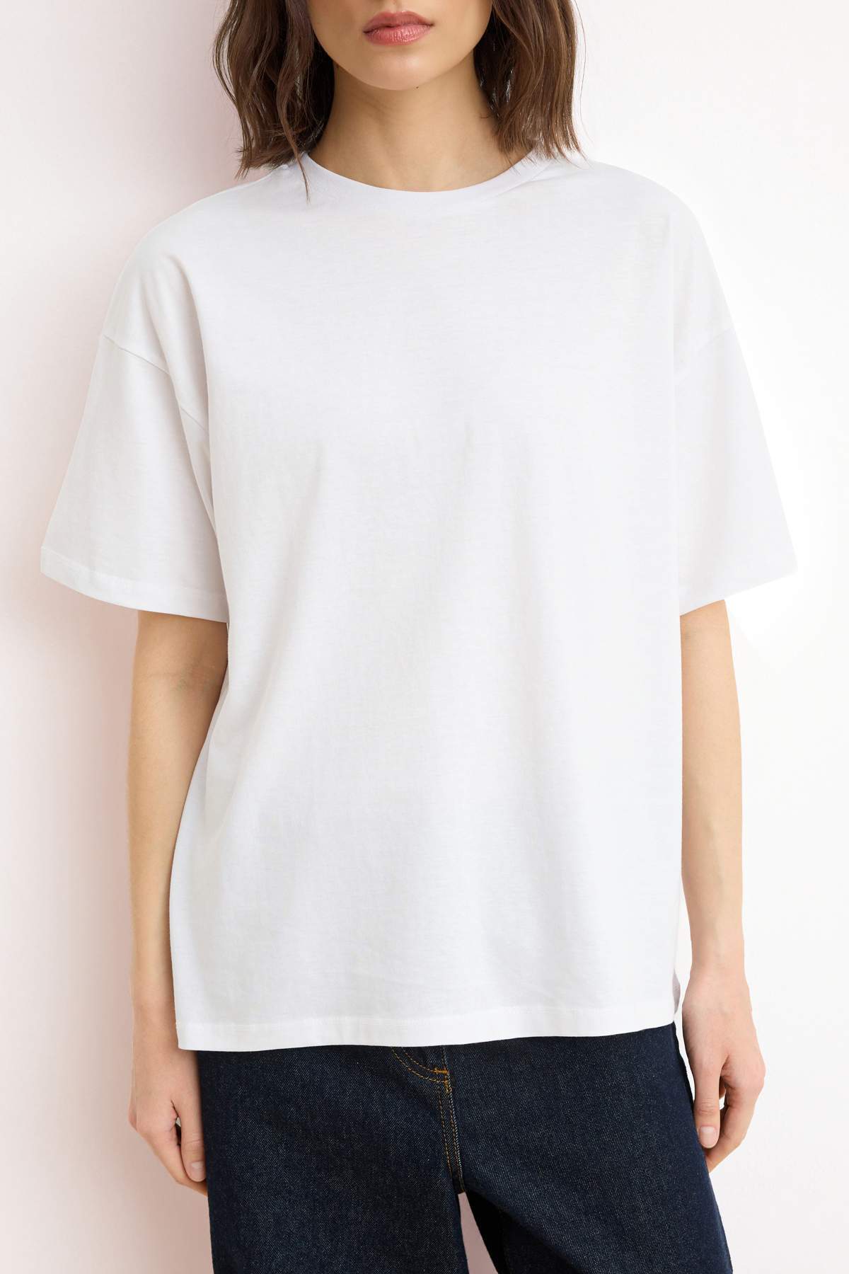 Trendyolmilla  Beyaz %100 Pamuk Bisiklet Yaka Oversize/Geniş Kalıp Örme T-Shirt TWOSS20TS0134 - Görsel 3