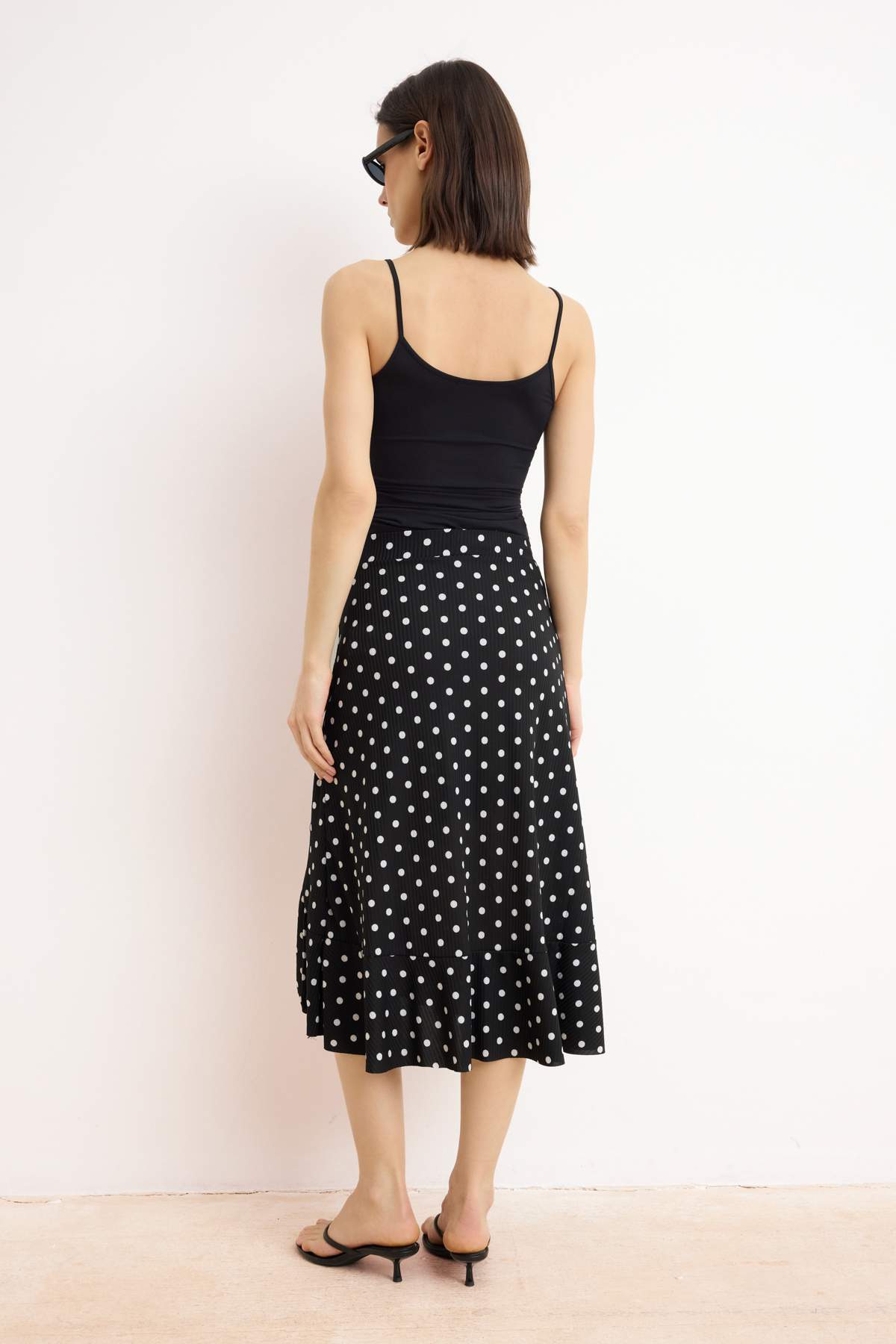 Trendyolmilla  Siyah Puantiye Desenli Büzgü Detaylı ve Volanlı Yüksek Bel Midi Esnek Örme Etek TWOSS21ET0029 - Görsel 4