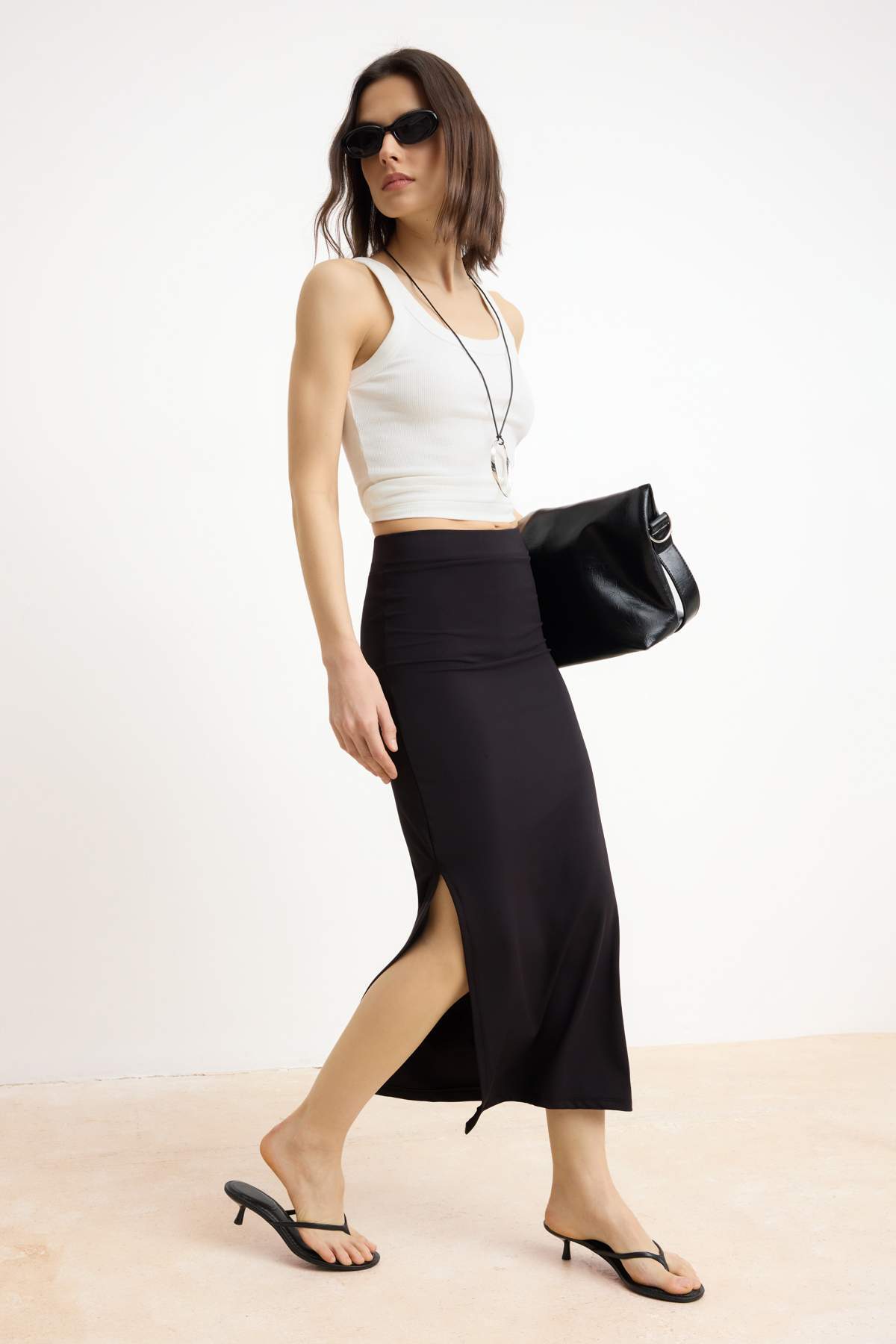 Trendyolmilla  Siyah Poliamid Düz Yırtmaçlı Kalem/Vücuda Oturan Midi Etek TWOAW25ET00046 - Görsel 2