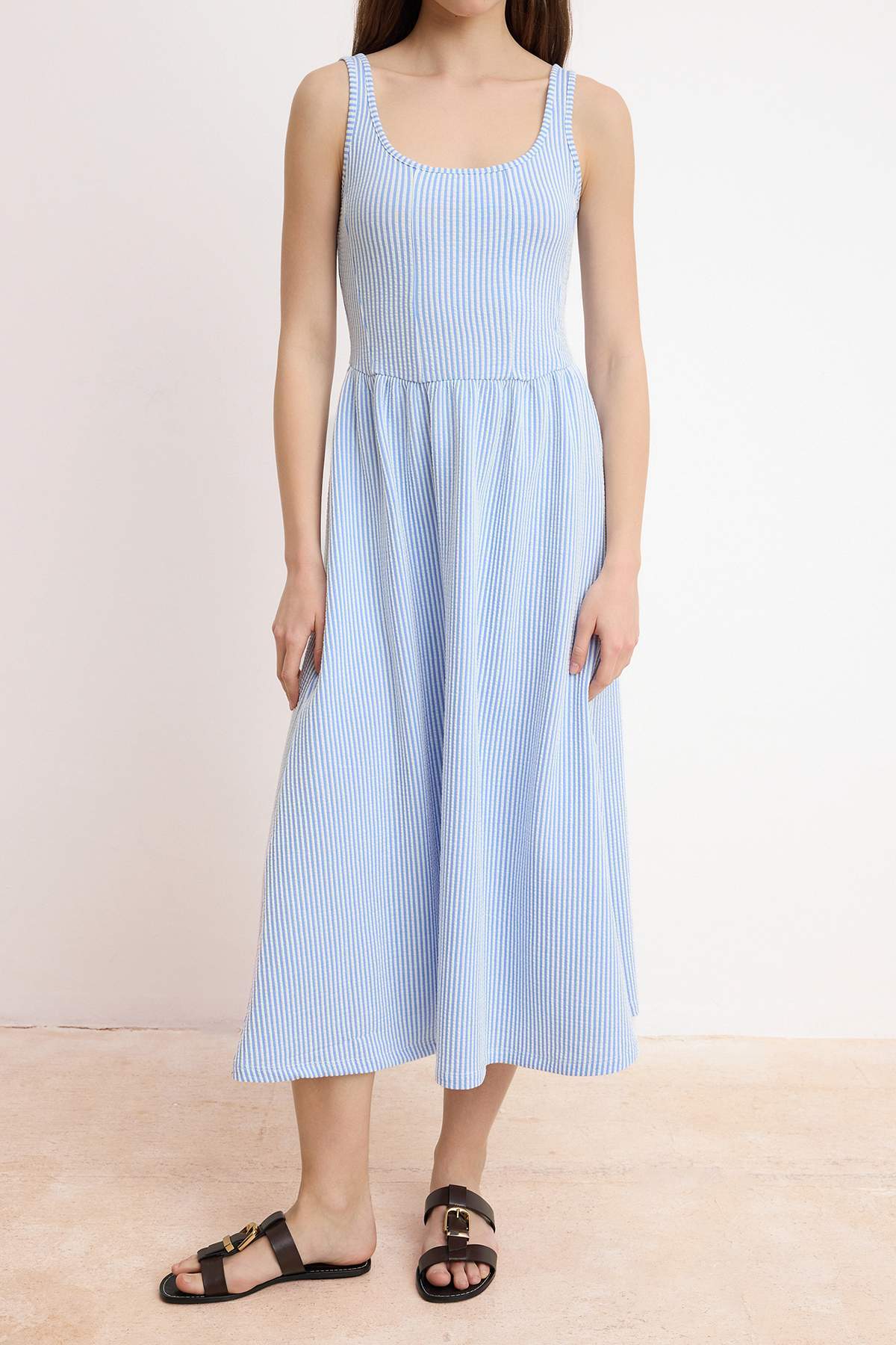 Trendyolmilla  Mavi Çizgili Belden Açılan Havuz Yaka Kalın Askılı Kolsuz Dokulu Örme Elbise TWOSS26EL00469 - Görsel 3