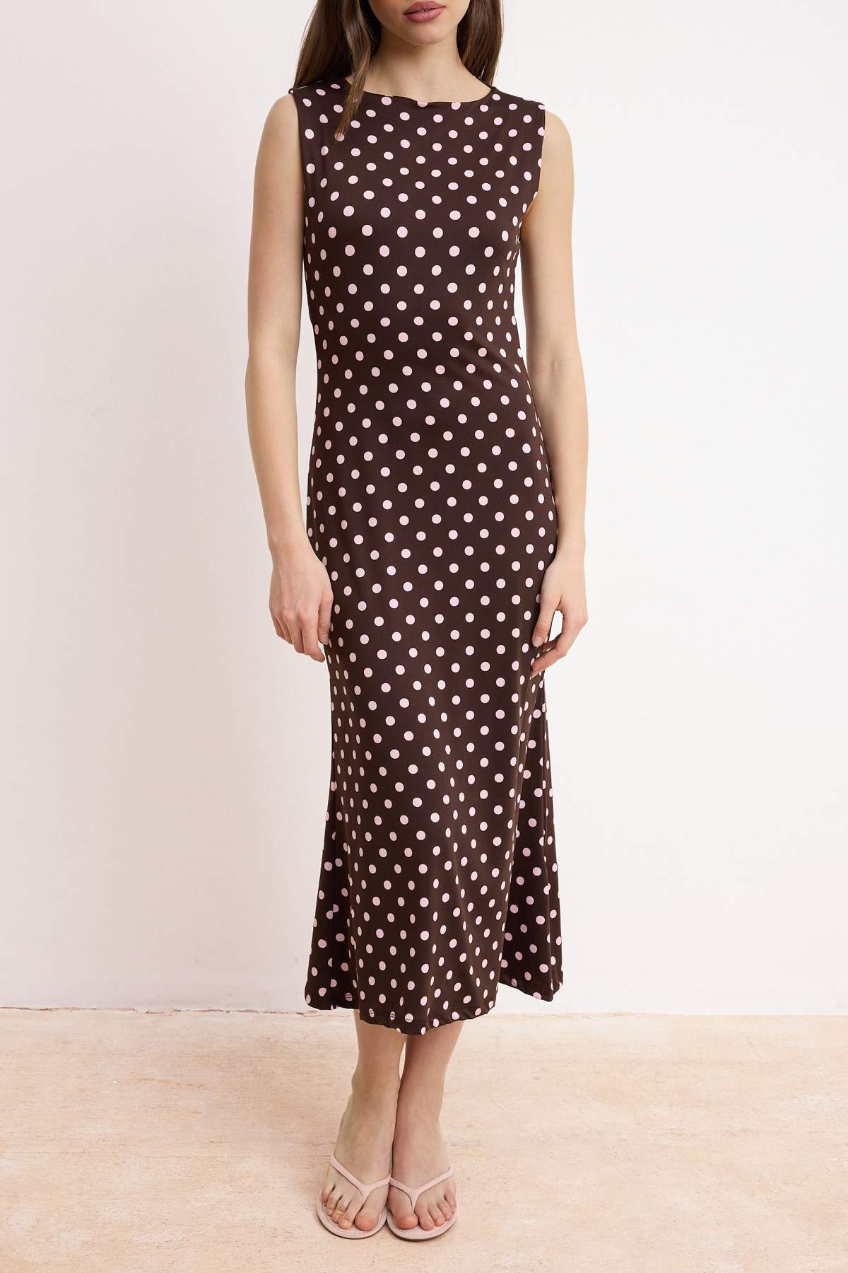 Trendyolmilla  Kahverengi Puantiyeli Bodycon Kayık Yaka Kolsuz Maxi Esnek Örme Elbise TWOSS26EL00200 - Görsel 3