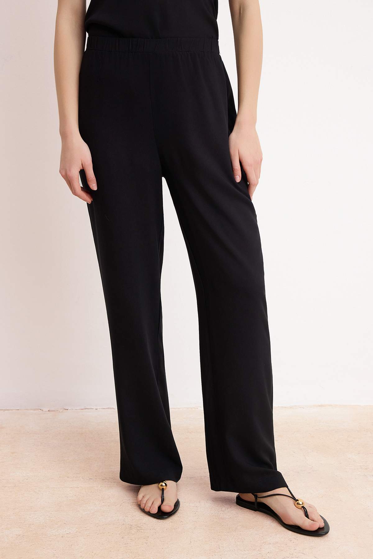 Trendyolmilla  Siyah Askılı Bluz Lastikli Pantolon Dokuma Alt - Üst Takım TWOSS26AU00112 - Görsel 3