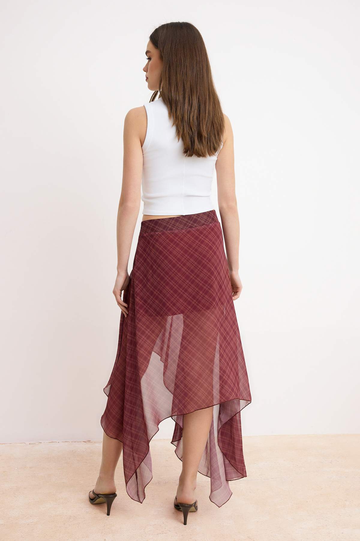 Trendyolmilla  Bordo Şifon Ekoseli Asimetrik Mini Etek TWOSS26ET00161 - Görsel 4