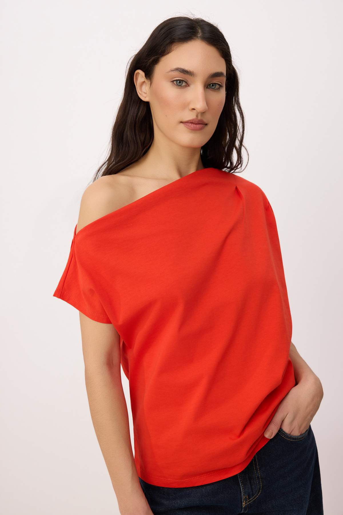Trendyolmilla Kırmızı Regular/Normal Kalıp Kayık Yaka Kısa Kollu %100 Pamuk Örme T-Shirt TWOSS26TS00184