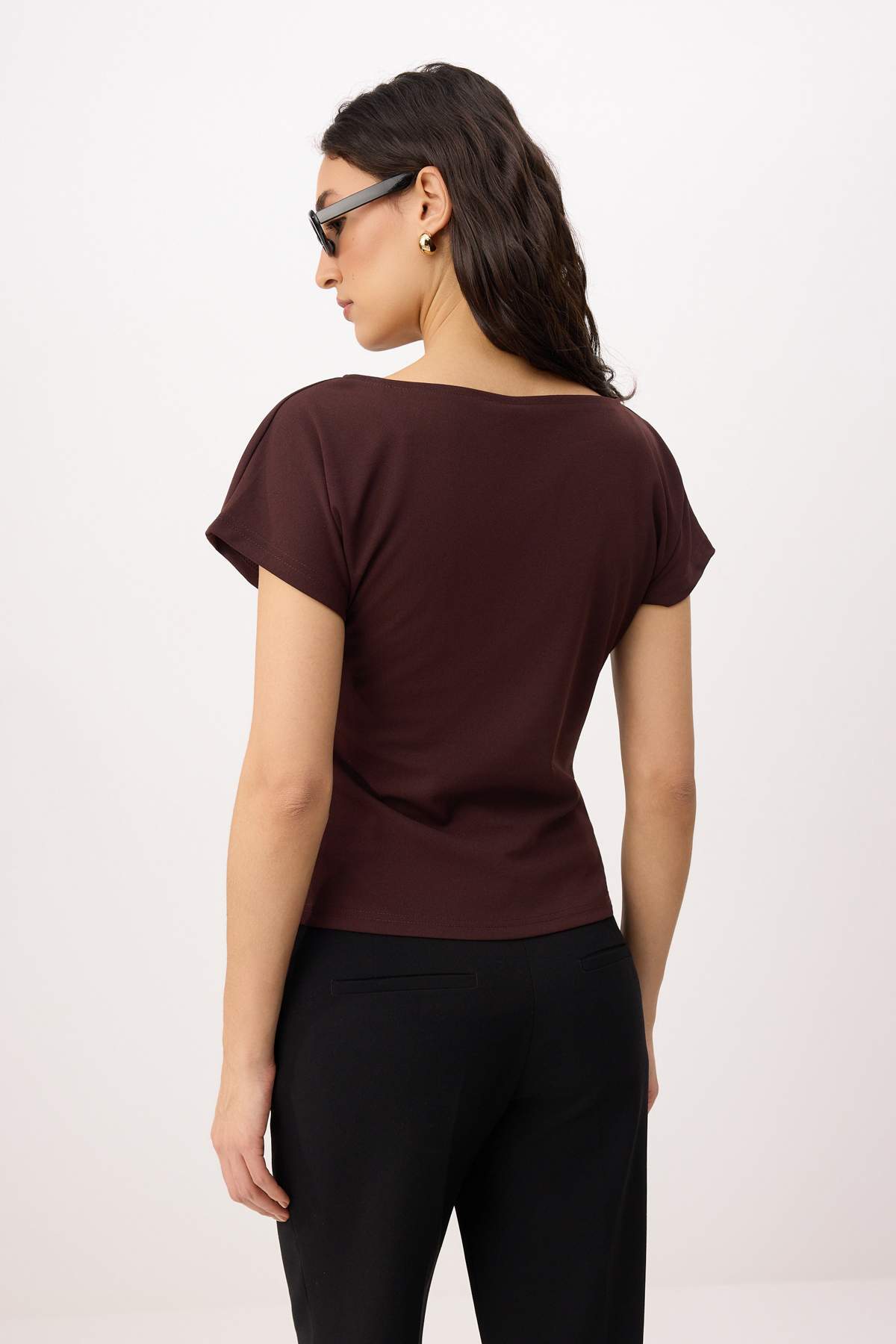 Trendyolmilla  Kahverengi Fitted/Vücuda Oturan Kayık Yaka Düşük Kol Kısa Kollu Scuba Krep Örme Bluz TWOSS26BZ00080 - Görsel 4