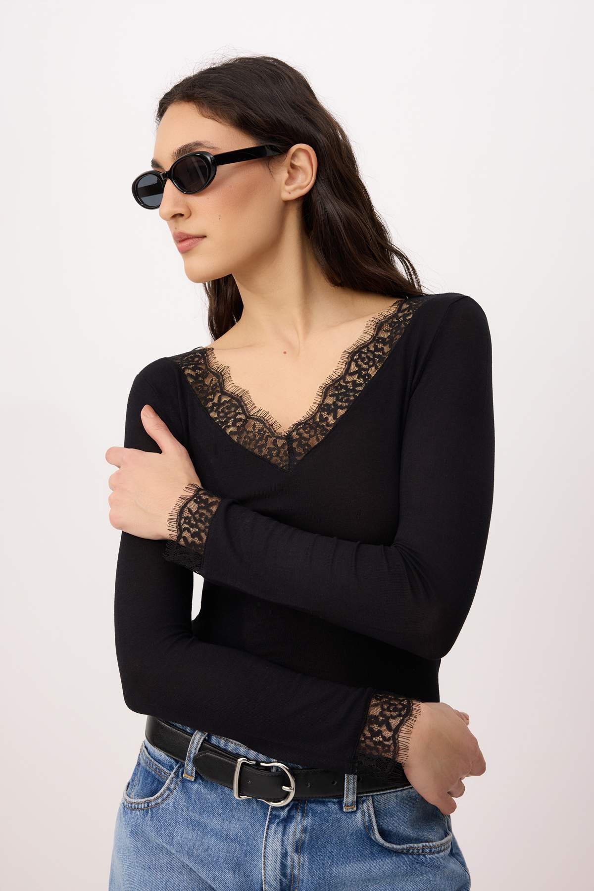 Trendyolmilla Siyah Regular/Normal Kalıp V Yaka Uzun Kollu Dantel Detaylı Tül Örme Bluz TWOSS26BZ00664