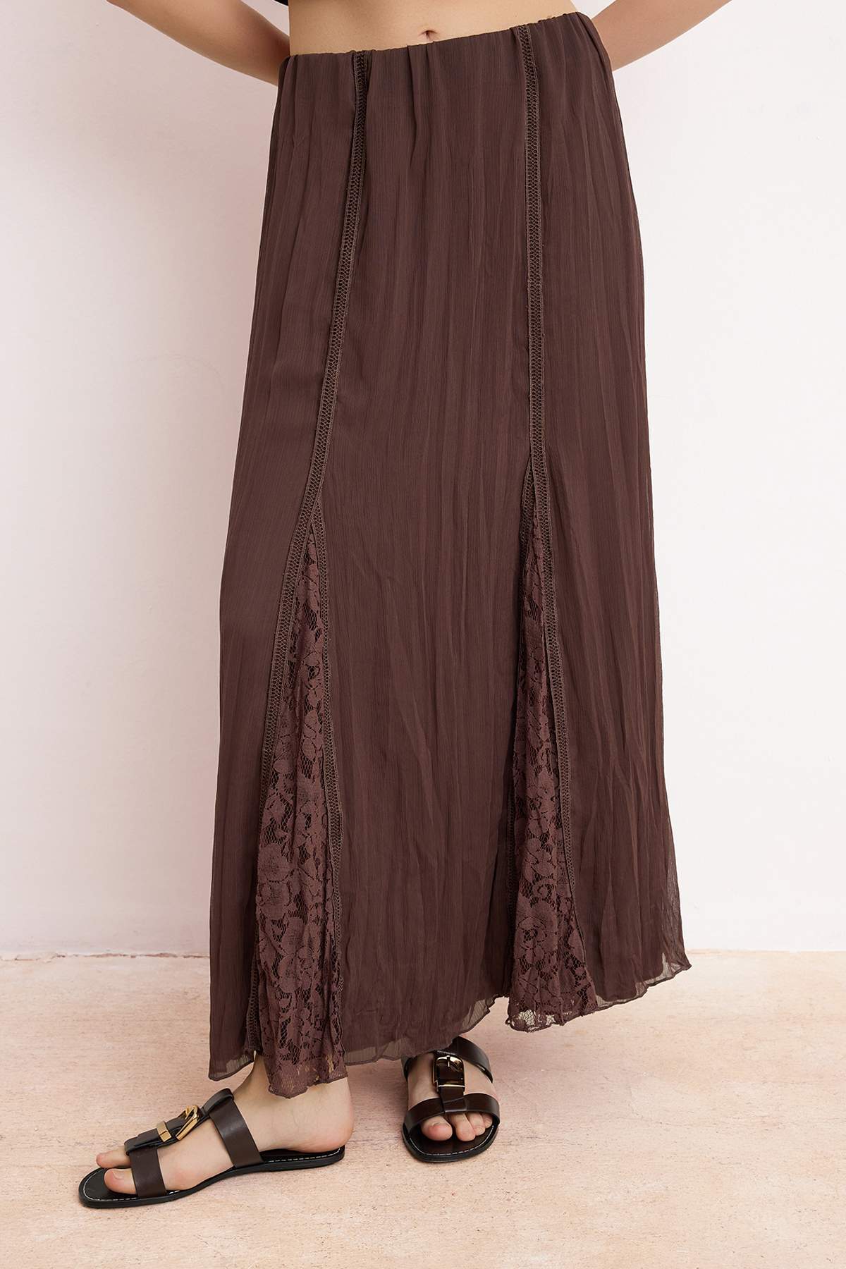 Trendyolmilla  Kahverengi Dantel Detaylı Astarlı Şifon Uzun Maxi Etek TWOSS26ET00105 - Görsel 3