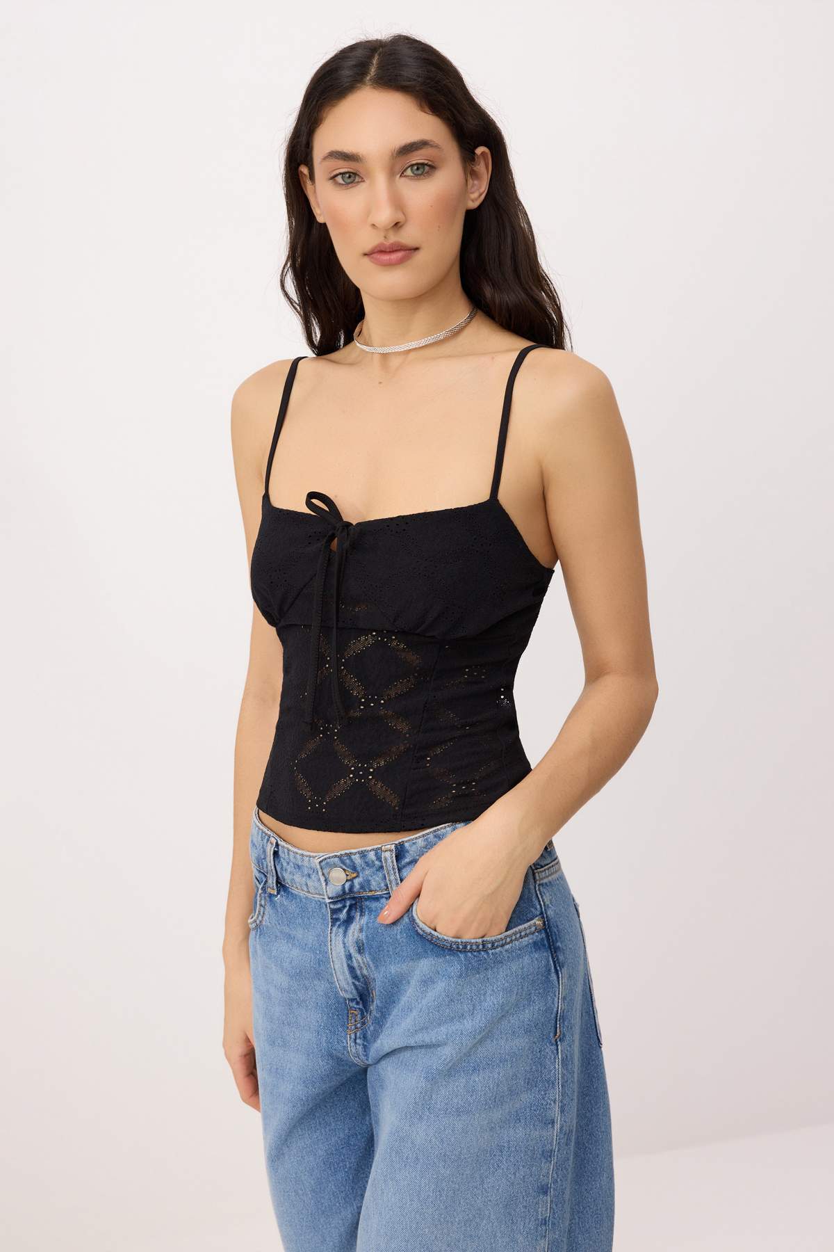 Trendyolmilla Siyah Fitted/Vücuda Oturan Pencere Detaylı Bağlamalı Crop/Kısa Dokulu Örme Bluz TWOSS26BZ00470