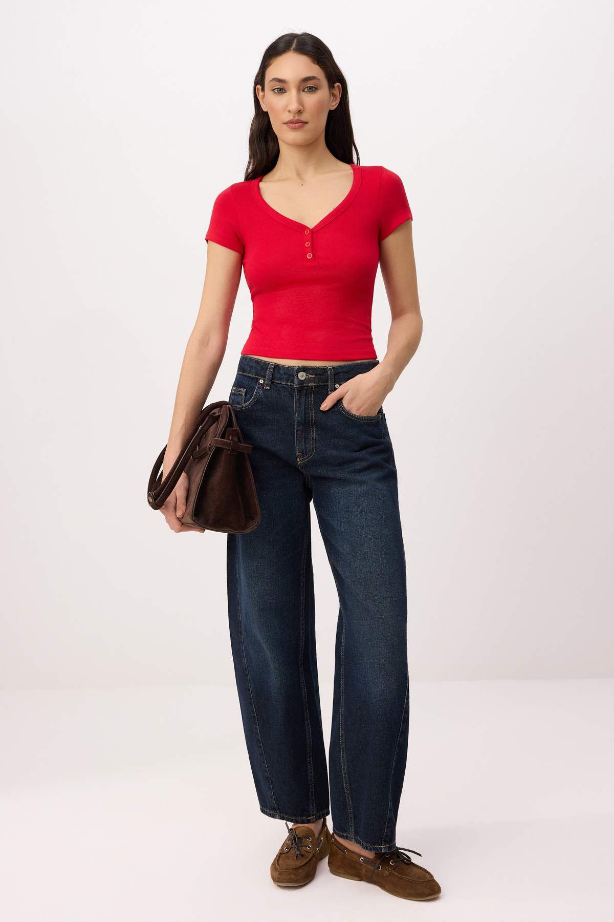 Trendyolmilla  Kırmızı Fitted/Vücuda Oturan V Yaka Kısa Kollu Pamuk Ribana Örme T-Shirt TWOSS26TS00125 - Görsel 2