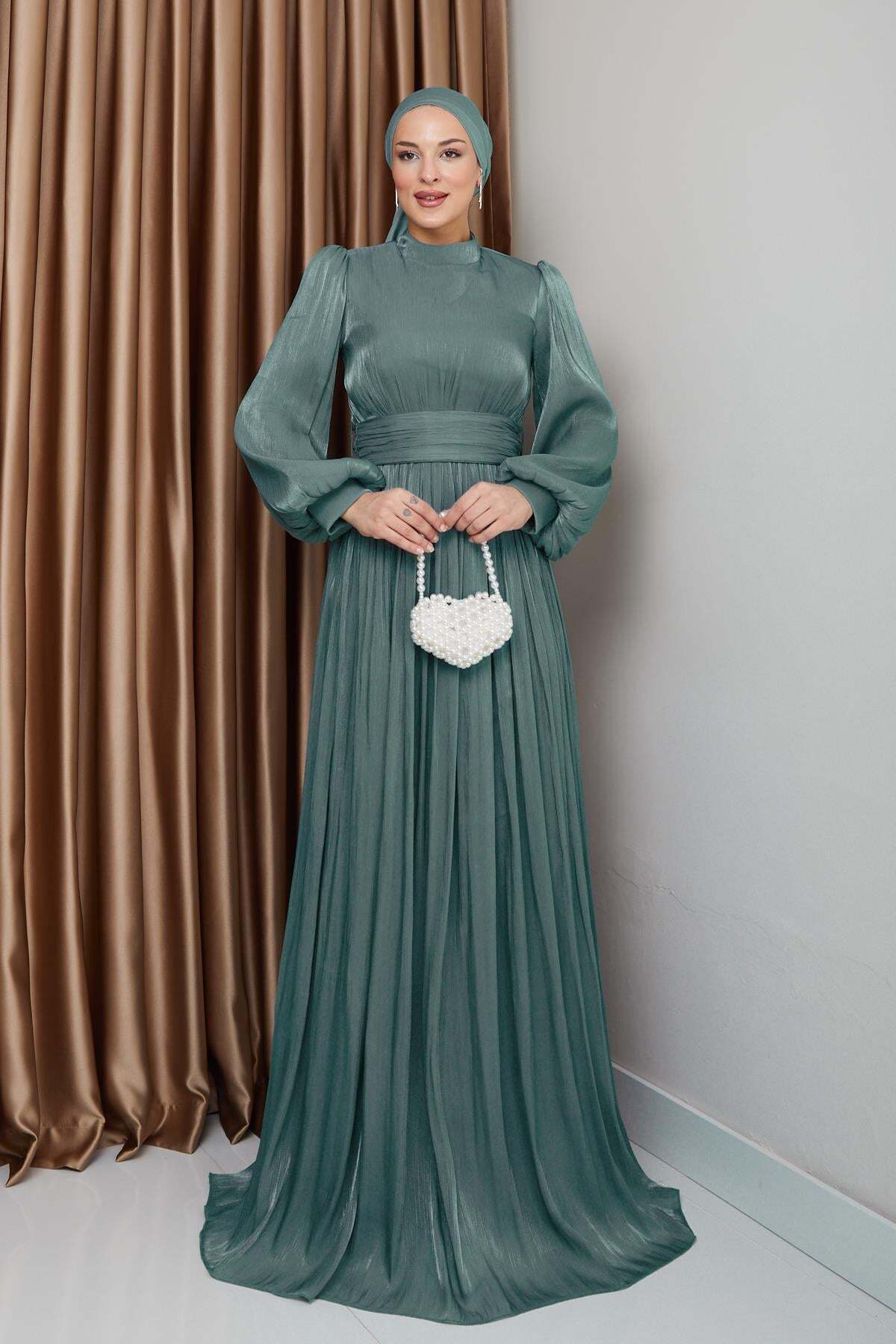 Olcay Yoryo-Hijab-Abendkleid aus Seide mit Gürtel und Kordelzugdetail, Aquagr...