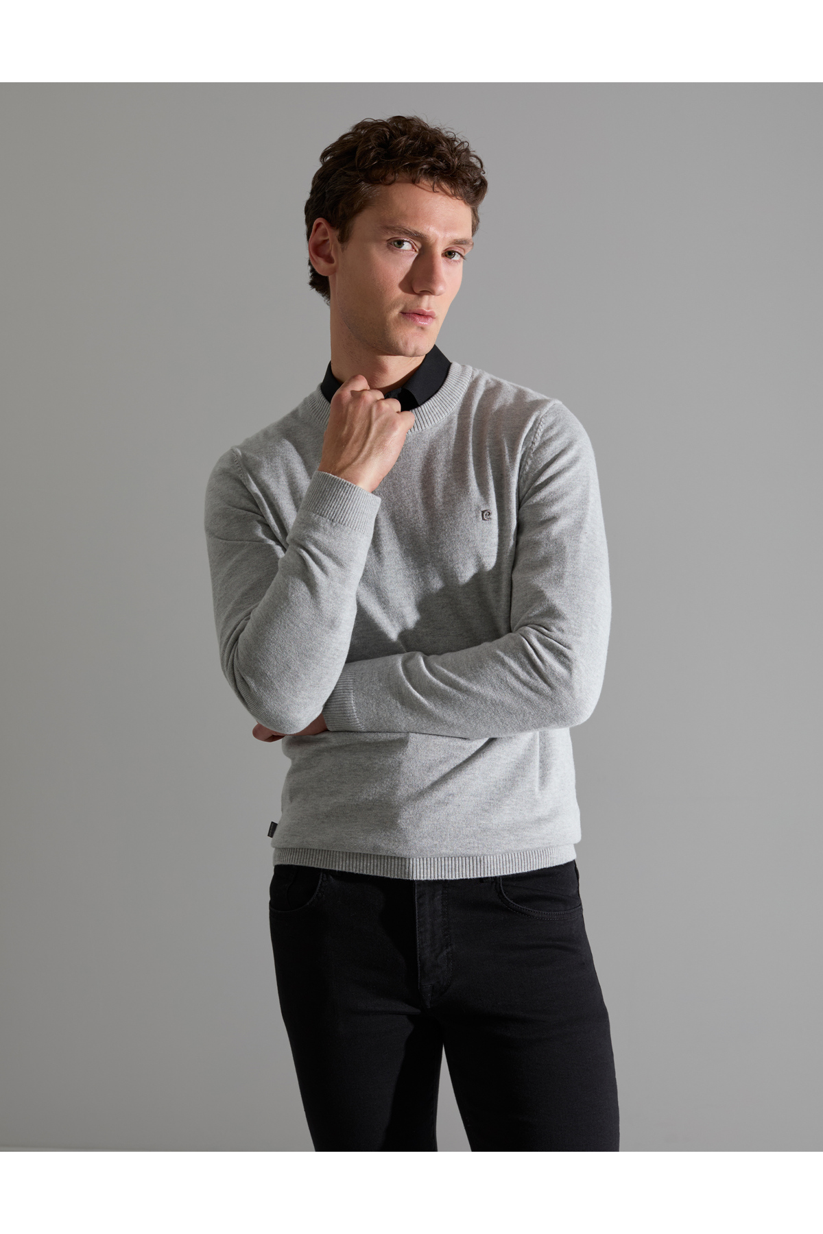 پلیور بافتنی ساده خاکستری روشن ملانژ یقه گرد 50314192-VR091 پیر کاردین پلیور Pierre Cardin