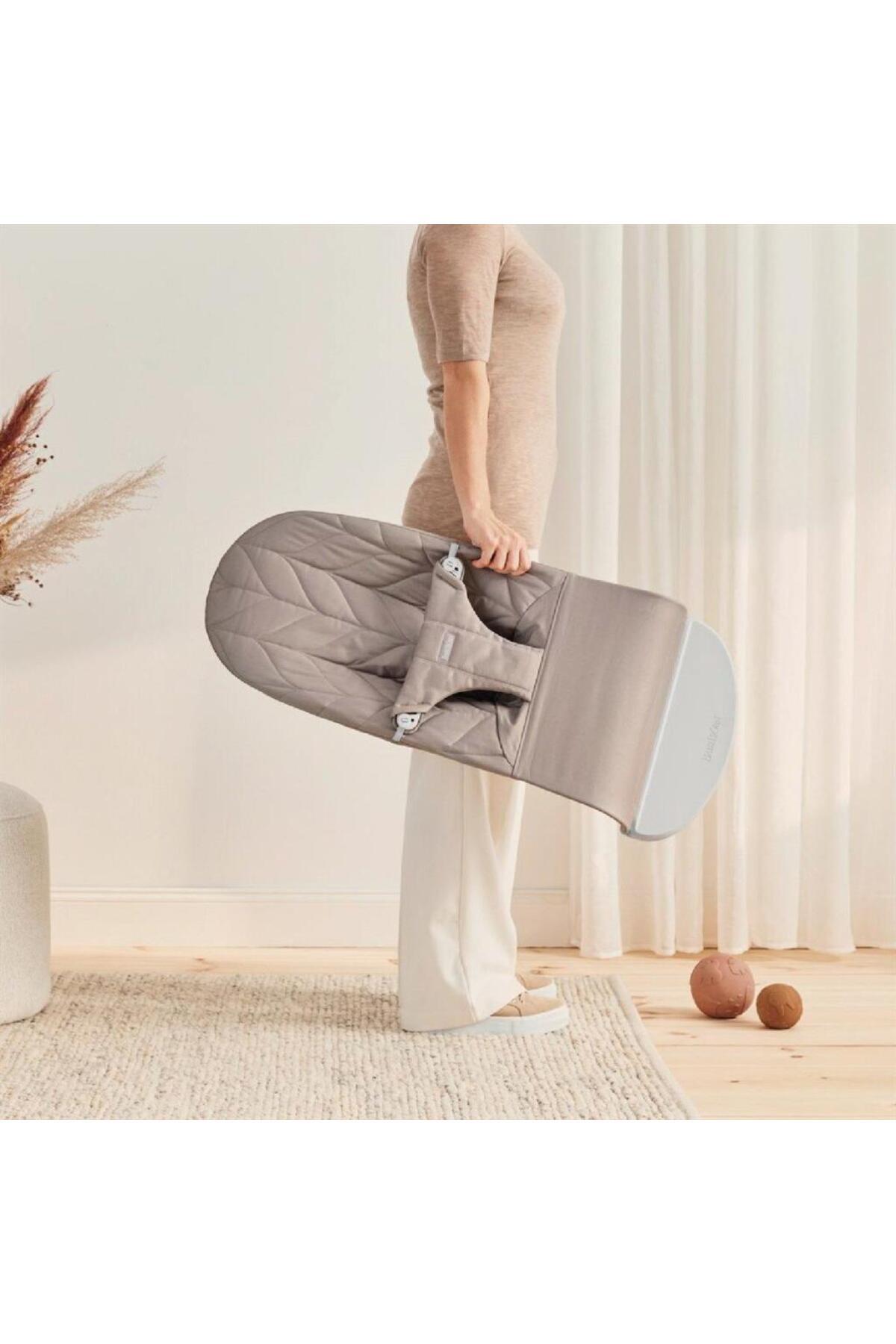 BabyBjörn Bliss Ana Kucağı Petal Cotton Oyuncaklı / Sand Grey fotoğrafı 4 (önizleme)