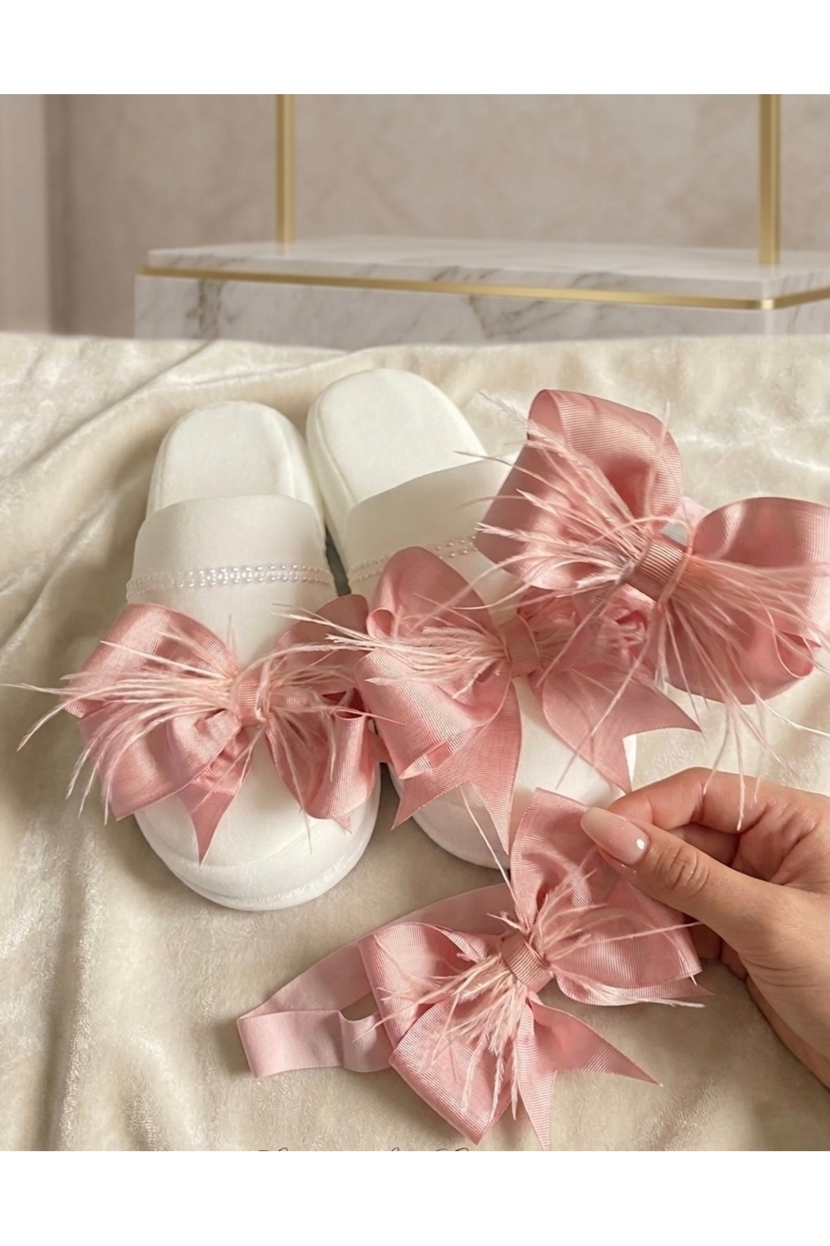 Massaltay Tüylü Fiyonk Lohusa Tacı Terlik ve Bebek Saç Bandı 3’lü Lohusa Takımı Anne Bebek Seti fotoğrafı 2 (önizleme)