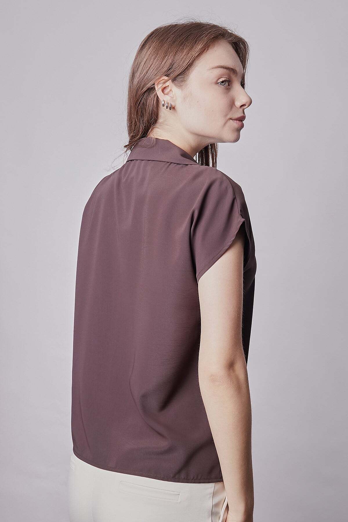 Jument  Kadın Krep Kumaş Düşük Omuzlu Yakalı V Yaka Kısa Kol Gömlek-Kahve - Görsel 7