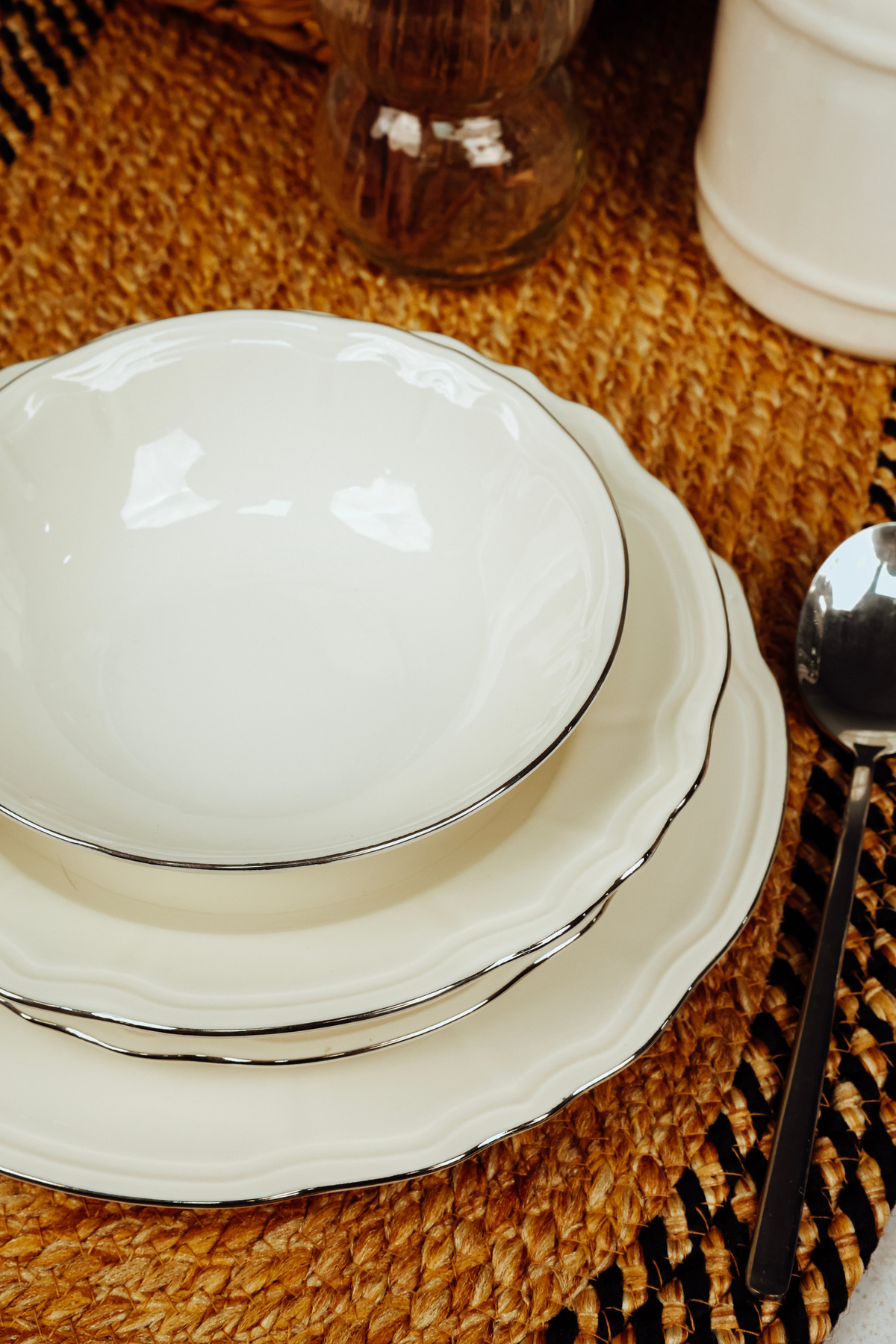 TULU PORCELAIN 24-PIECE PREMIUM PLATINUM DETAIL PRESENTATION DINNERWARE FOR 6