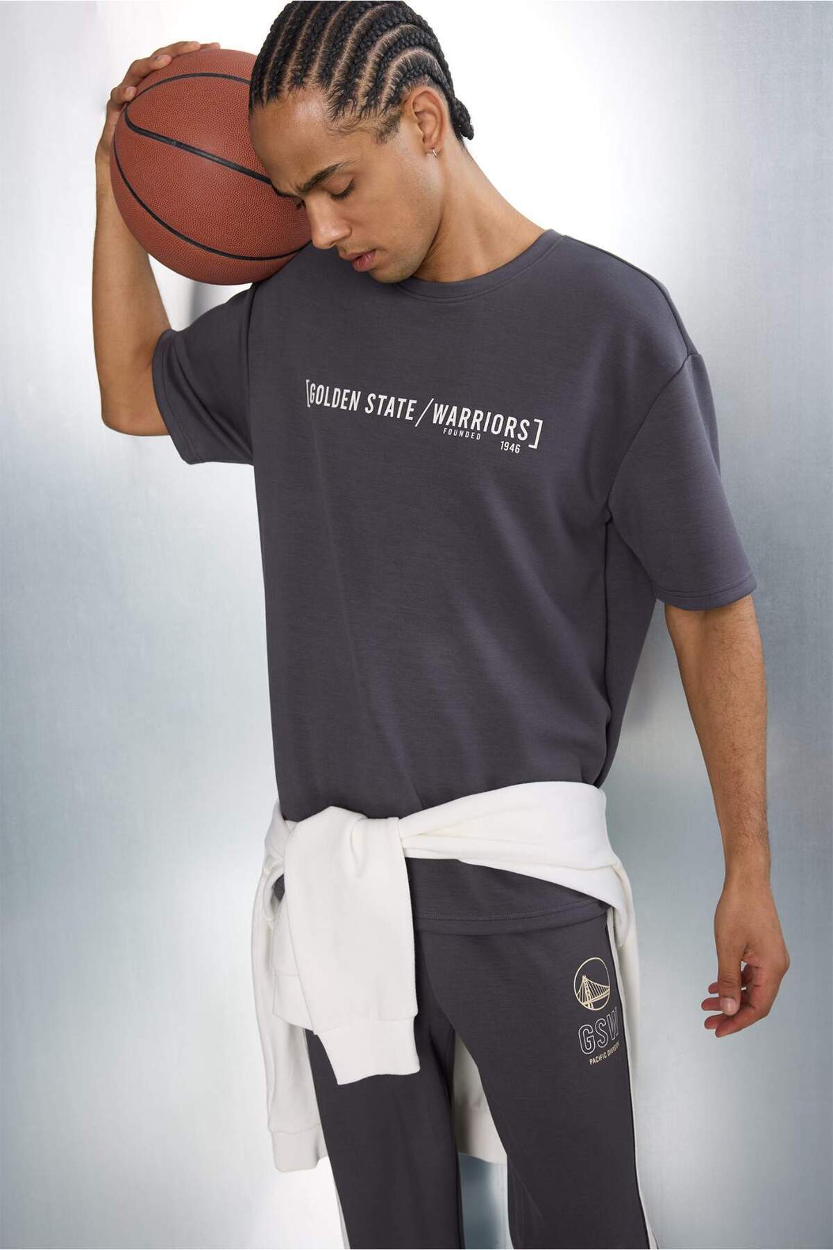 DeFacto Ultra Yumuşak Pamuklu NBA Golden State Warrıors Relax Fit Bisiklet Yaka Kısa Kollu Tişört F9791AX26S görsel 2