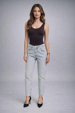 Feyna Mom Fit Açık Buz Mavisi Rahat Kesim Yumuşak Tuşe Kadın Denim Pantolon