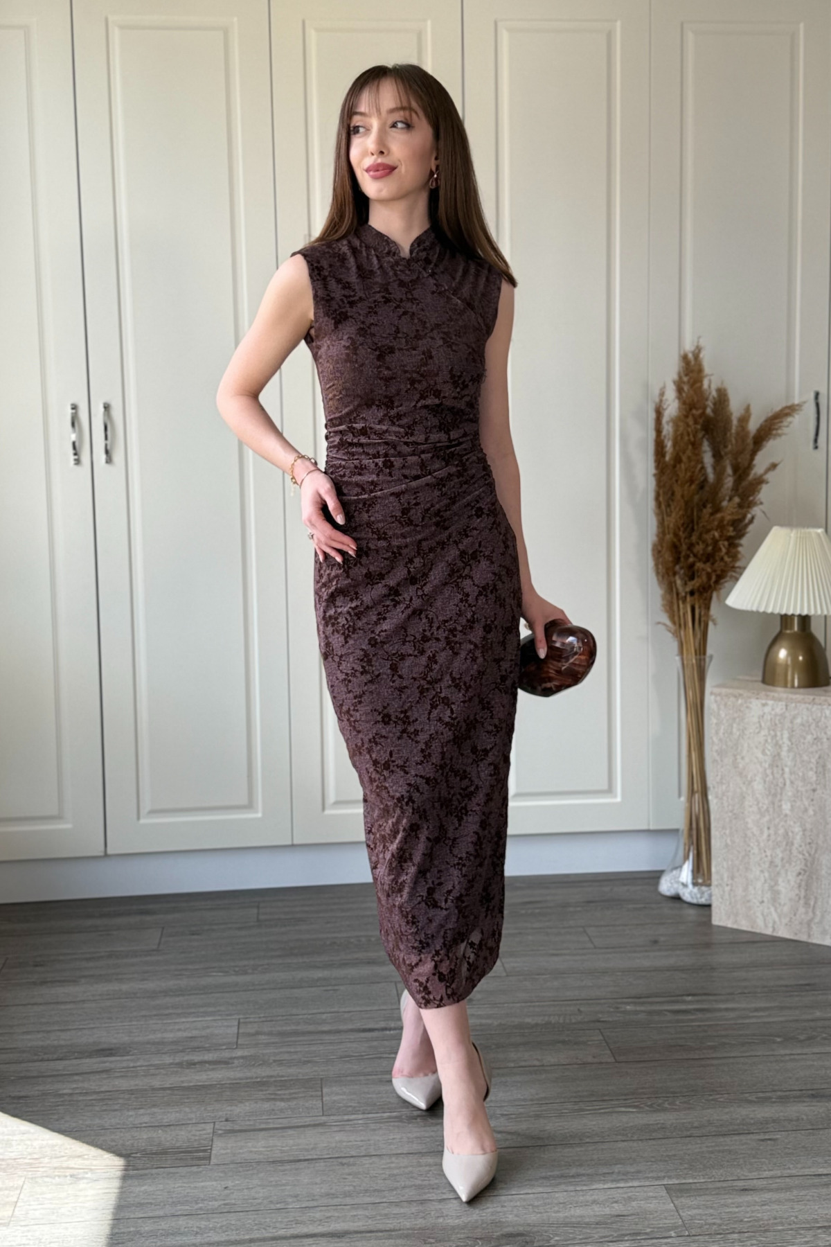 Dilay Gökoğlu Butik  Önü Düğmeli Kadife Baskılı Midi Kahverengi Tül Elbise - Görsel 5