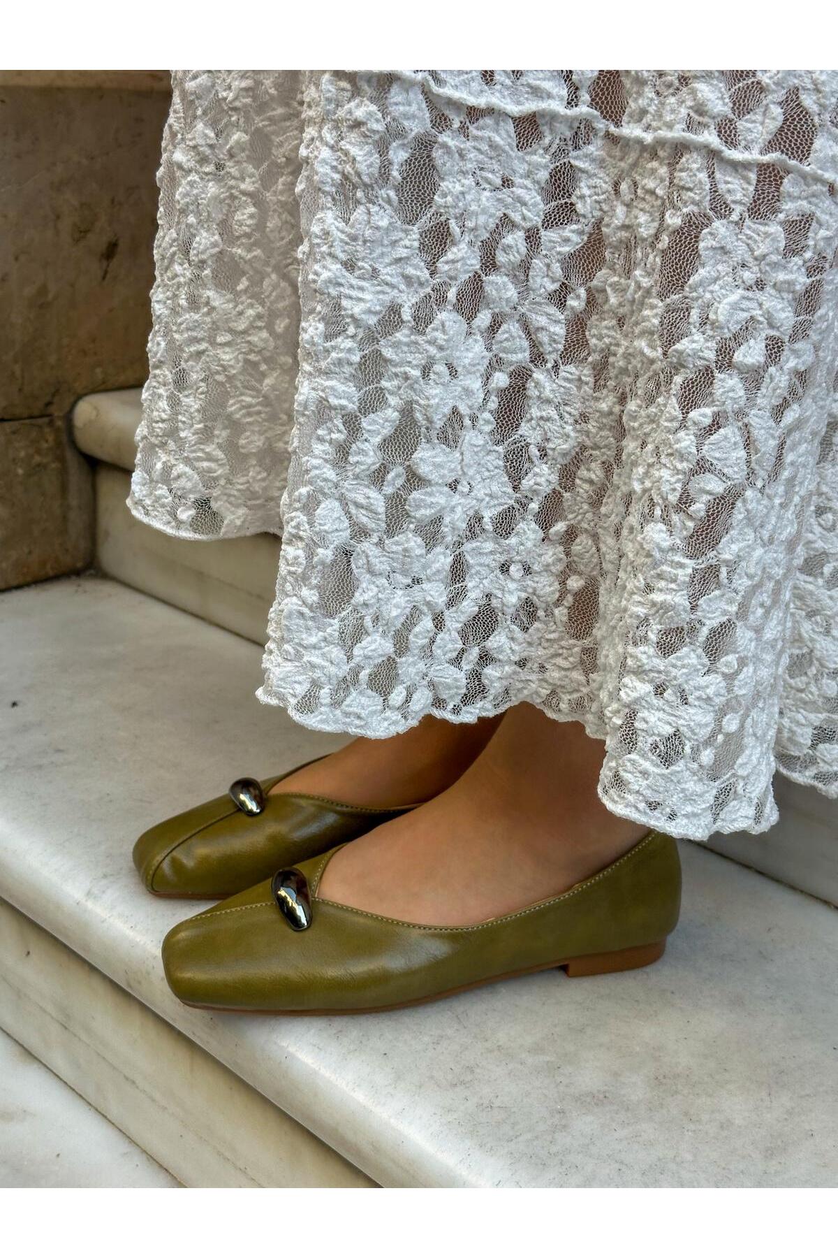 azza shoes ELİO PARLAK KÜT BURUN AKSESUAR DETAYLI SIK VE RAHAT GÜNLÜK DÜZ BABET görsel 4