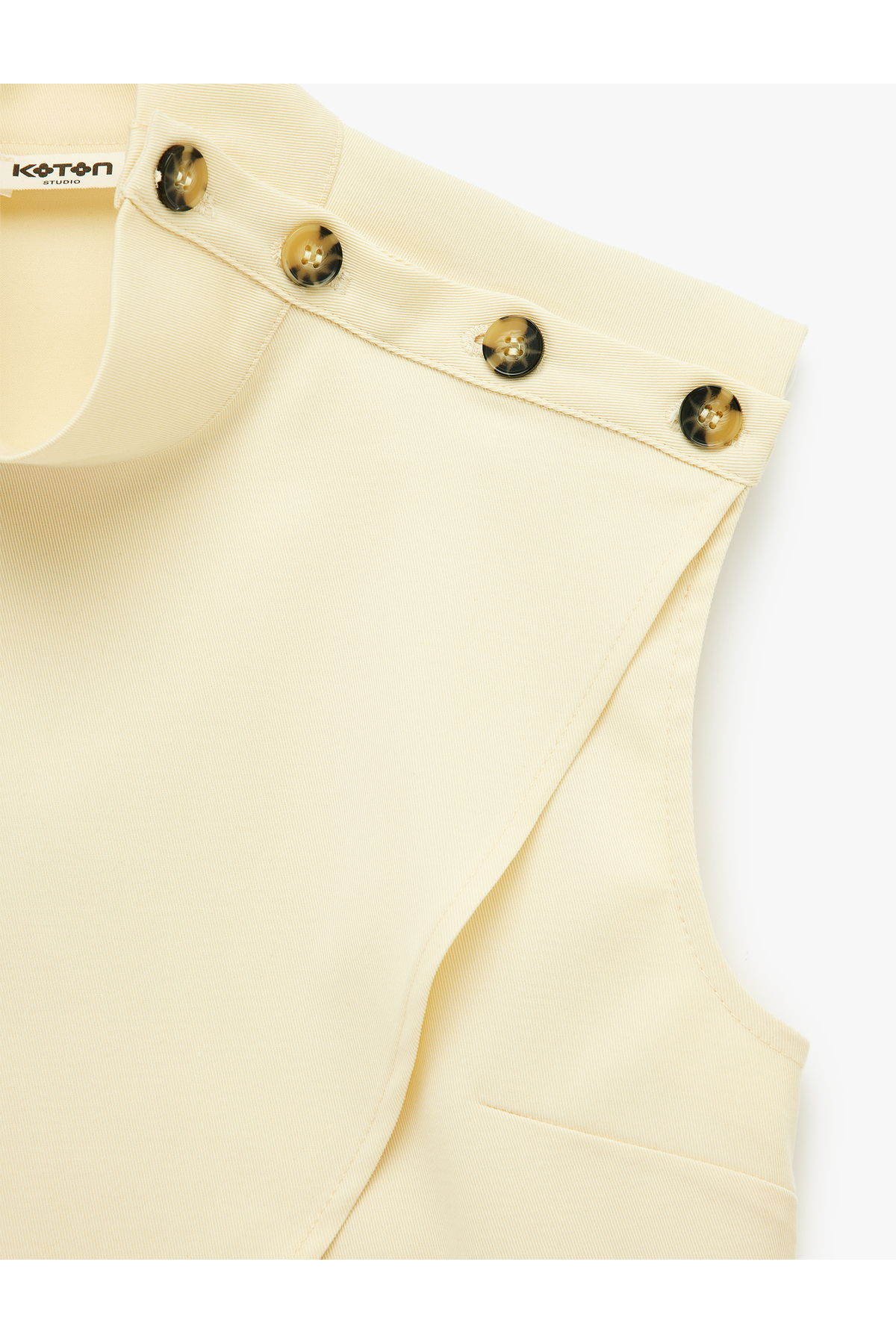 Koton  Asimetrik Kesim Düğme Detaylı Kolsuz Dik Yaka Bluz - Görsel 5