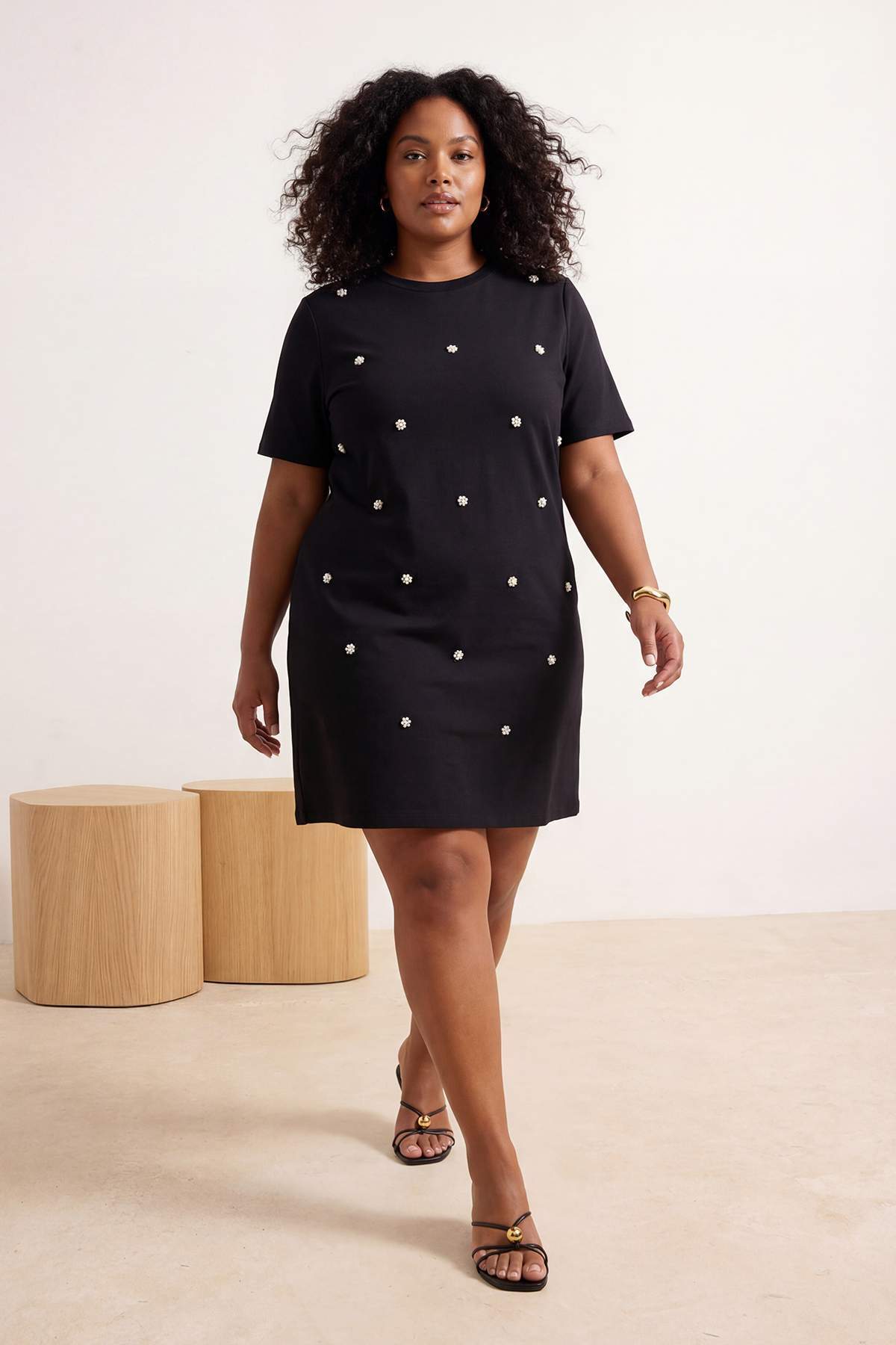 Trendyol Curve Schwarzes Perlen-Turvakar-Ärmel-Mini-Strickkleid in Übergröße ...