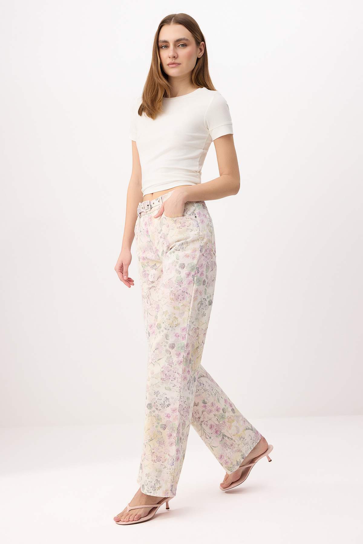 Trendyolmilla  Çok Renkli DÖKÜMLÜ Çiçek Baskılı %100 Pamuk Yüksek Bel Wide Leg Jeans TWOSS26JE00225 - Görsel 2