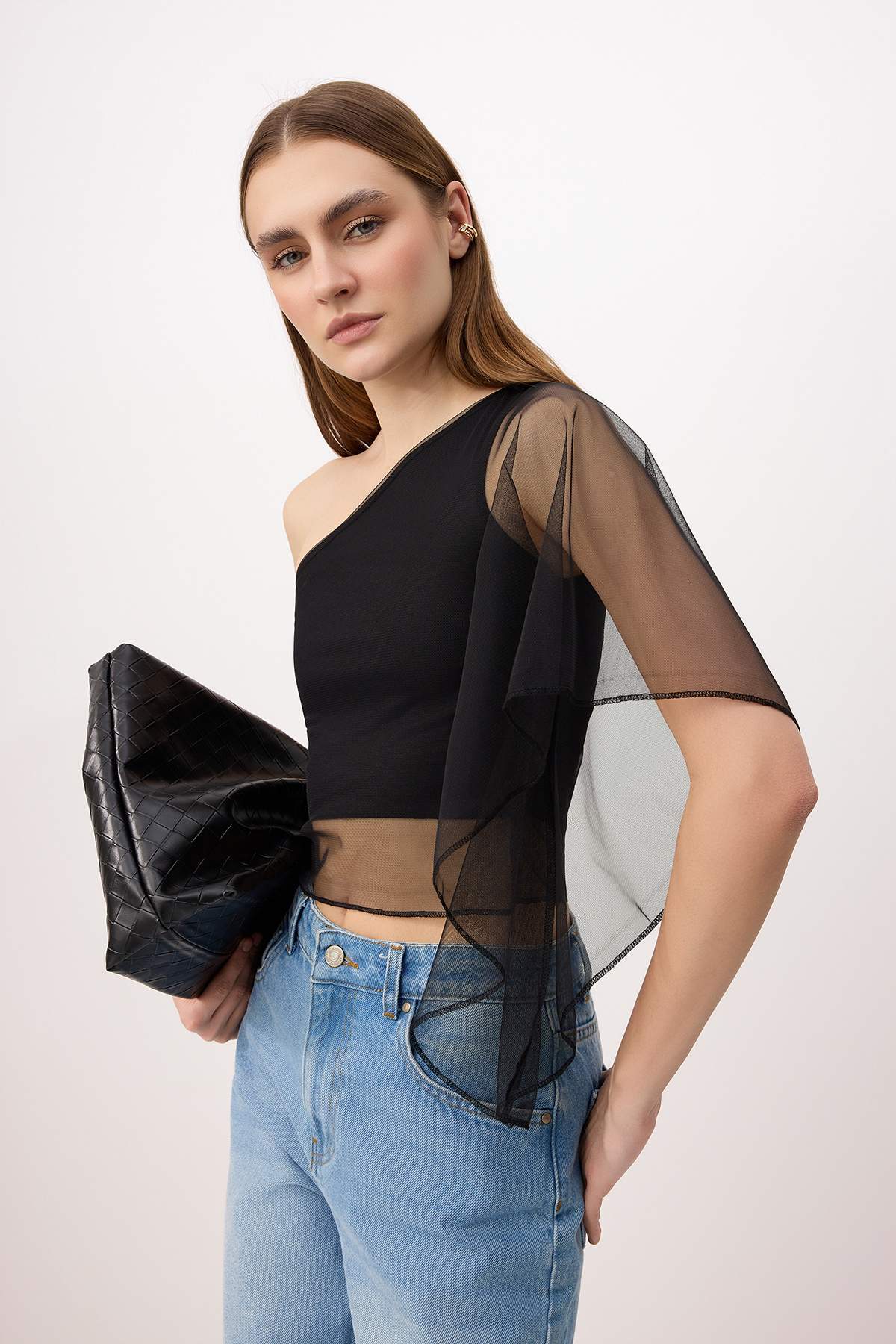 Trendyolmilla Siyah Düz Regular Asimetrik Yaka Büzgülü/Fırfırlı Kol Tül Örme Bluz TWOSS26BZ00670