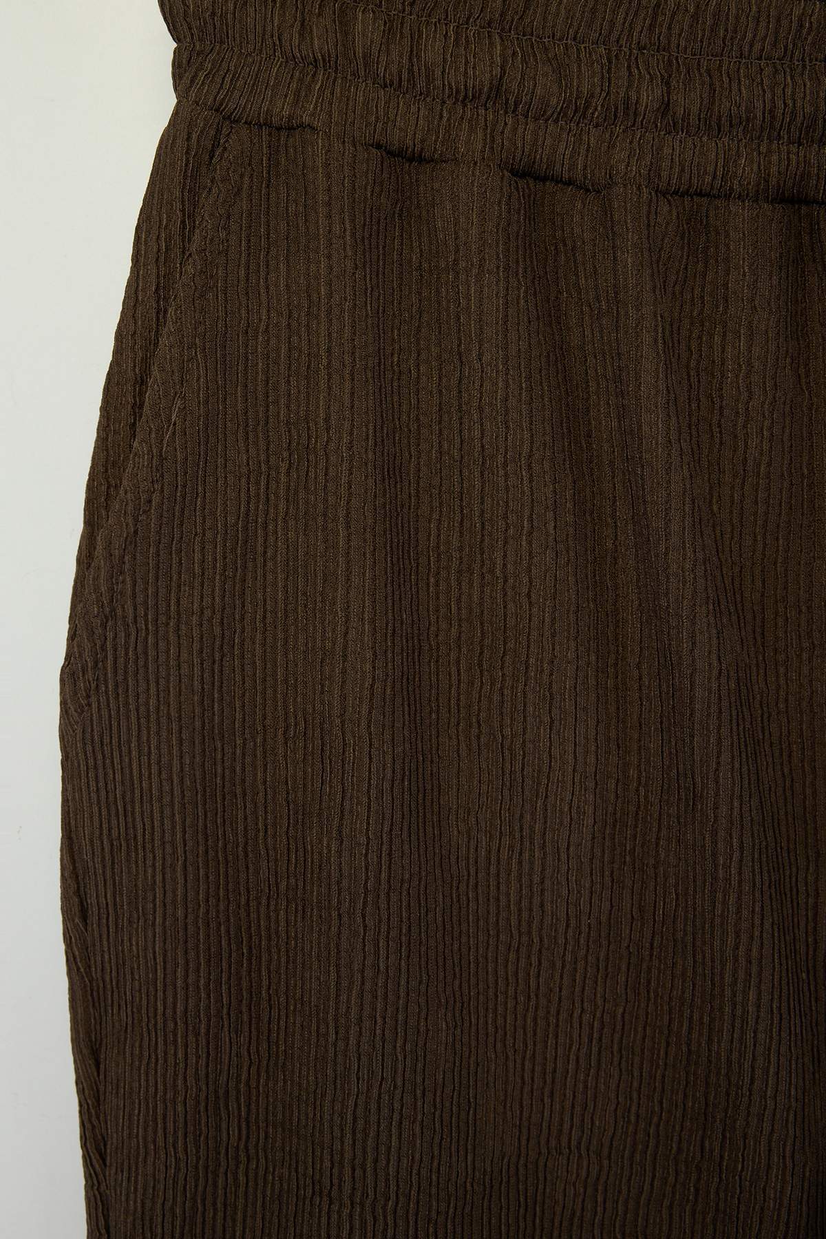 Trendyolmilla  Kahverengi Regular/Normal Kesim Dokulu Bürümcük Şort & Bermuda TMNSS26SR00002 - Görsel 5