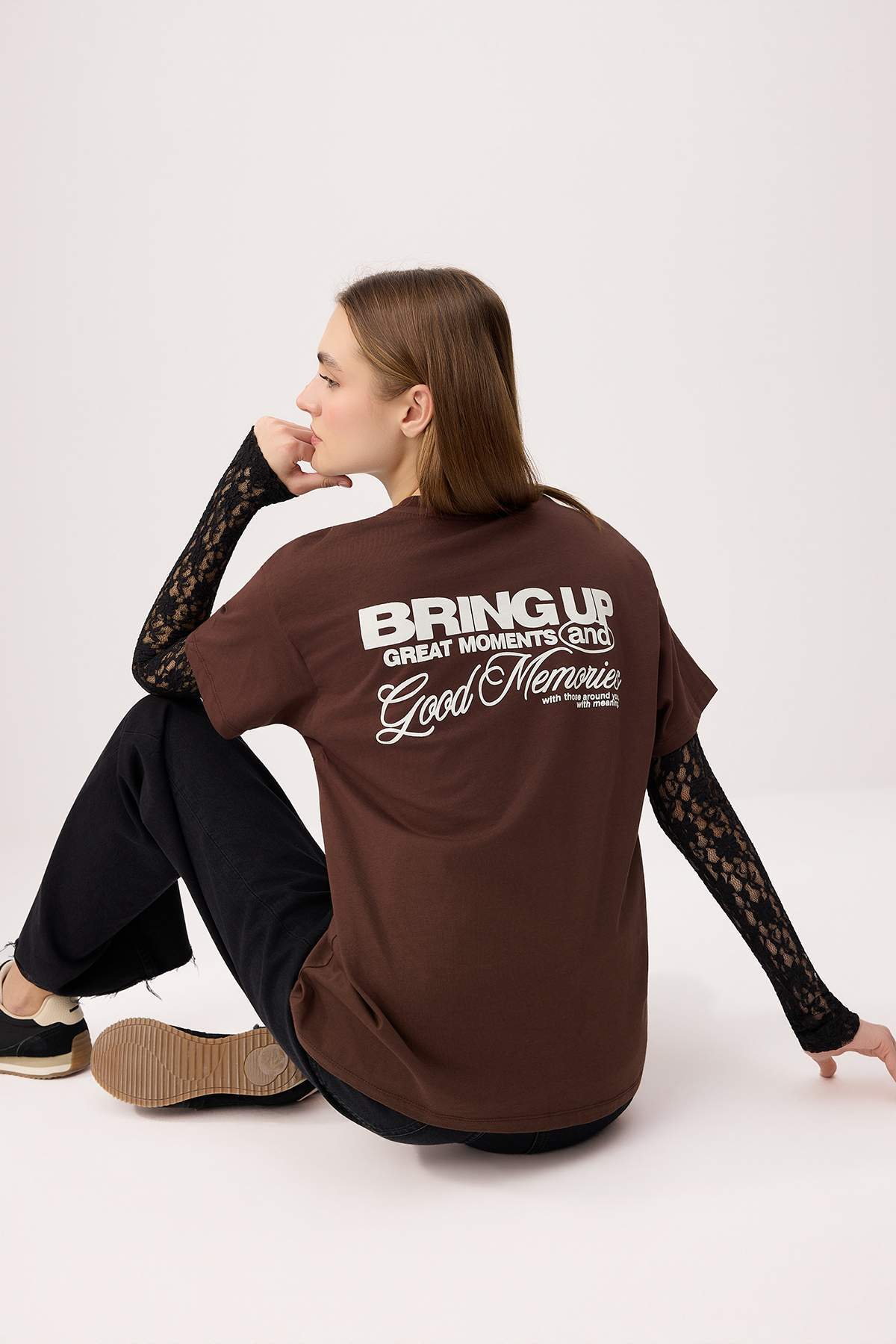 Trendyolmilla Kahverengi Slogan Oversize/Geniş Kalıp Dantel Detaylı Uzun %100 Pamuk Örme T-Shirt TWOSS26TS00239