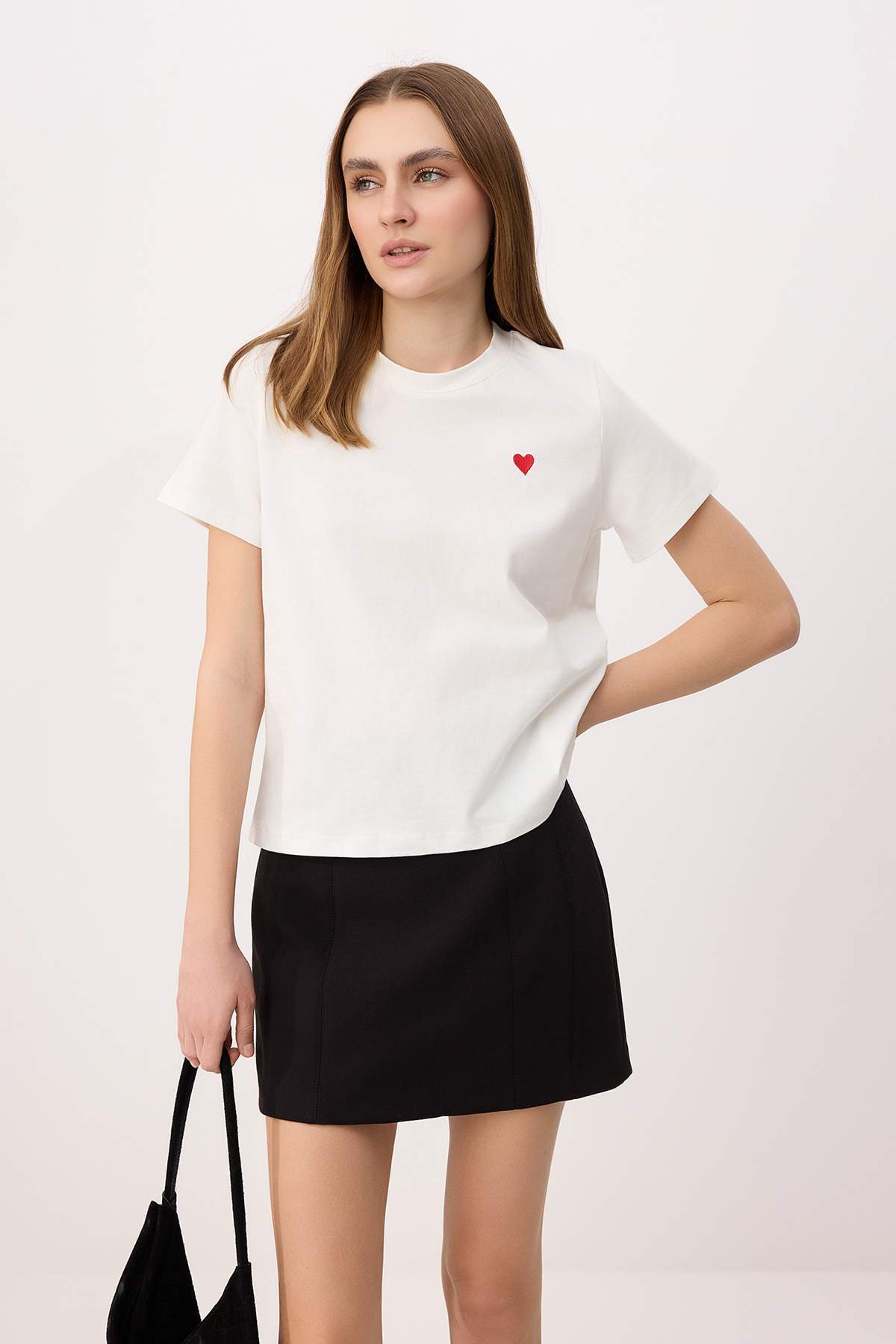 Trendyol Kollektion Ecru Regular/Normal Fit Kurzarm-T-Shirt mit Stickerei und...