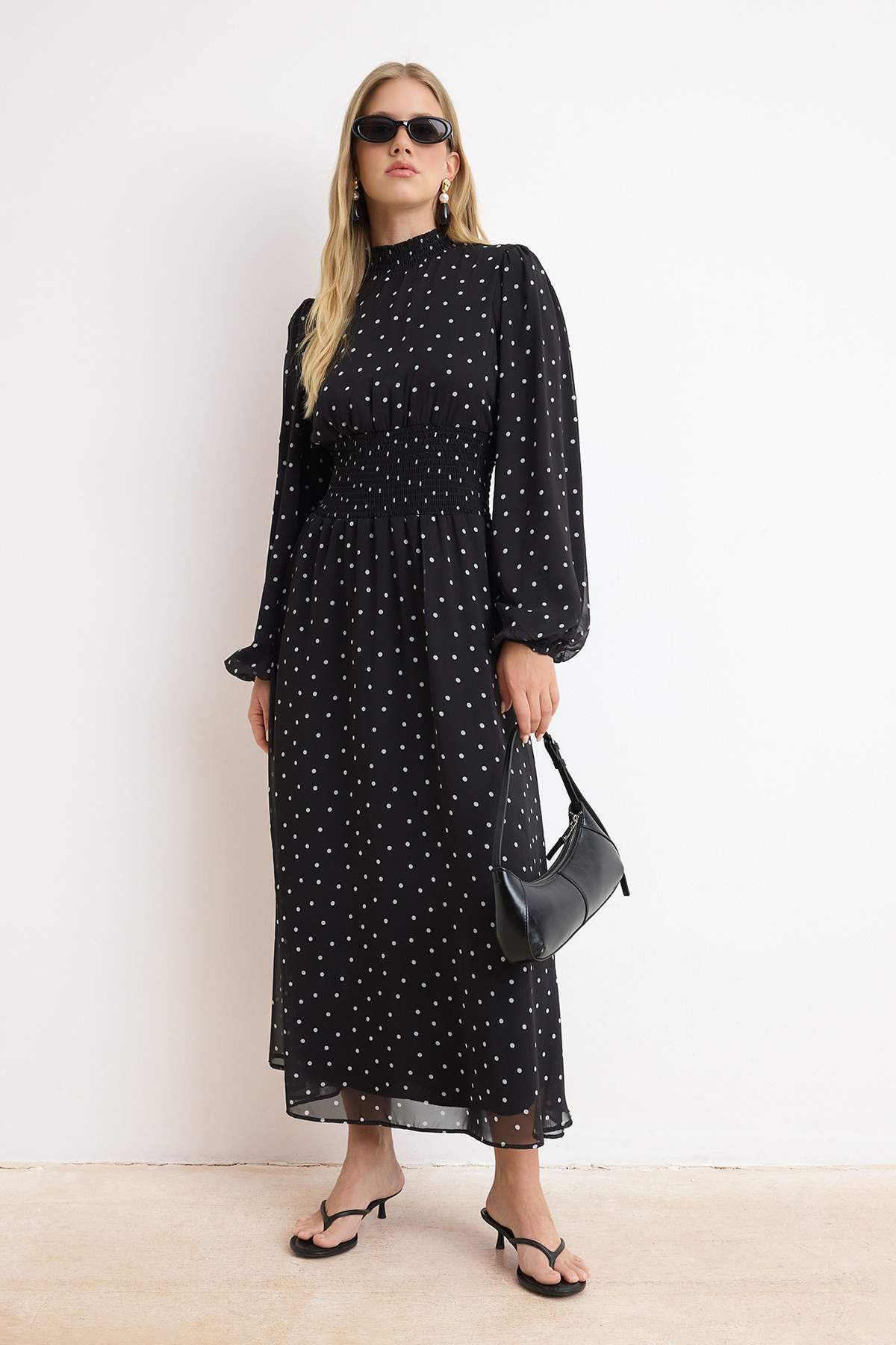 Trendyol Modest Schwarzes Chiffon-Gipe-Kleid mit detailliertem Futter und gep...