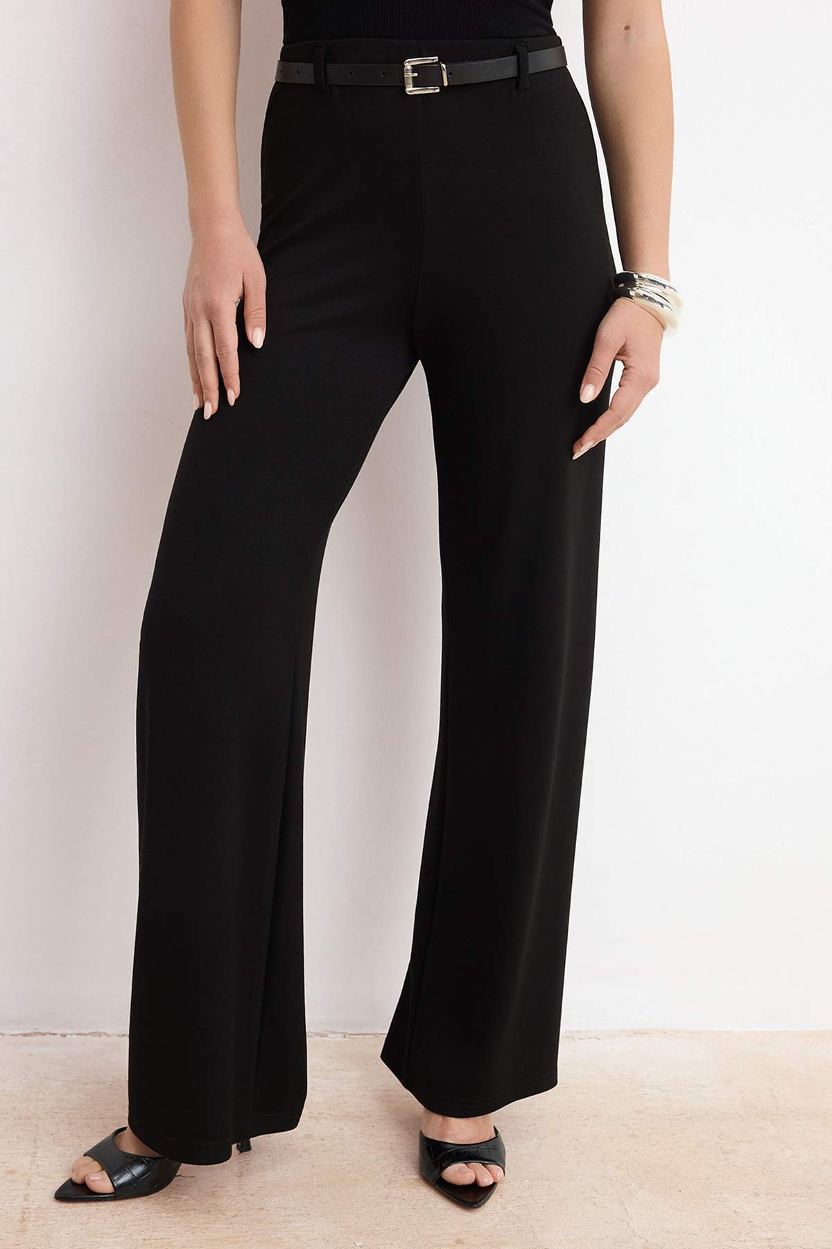 Trendyolmilla  Siyah Wide Leg/Geniş Paça Kemerli Normal Bel Soft Touch Penye Örme Pantolon TWOSS26PL00149