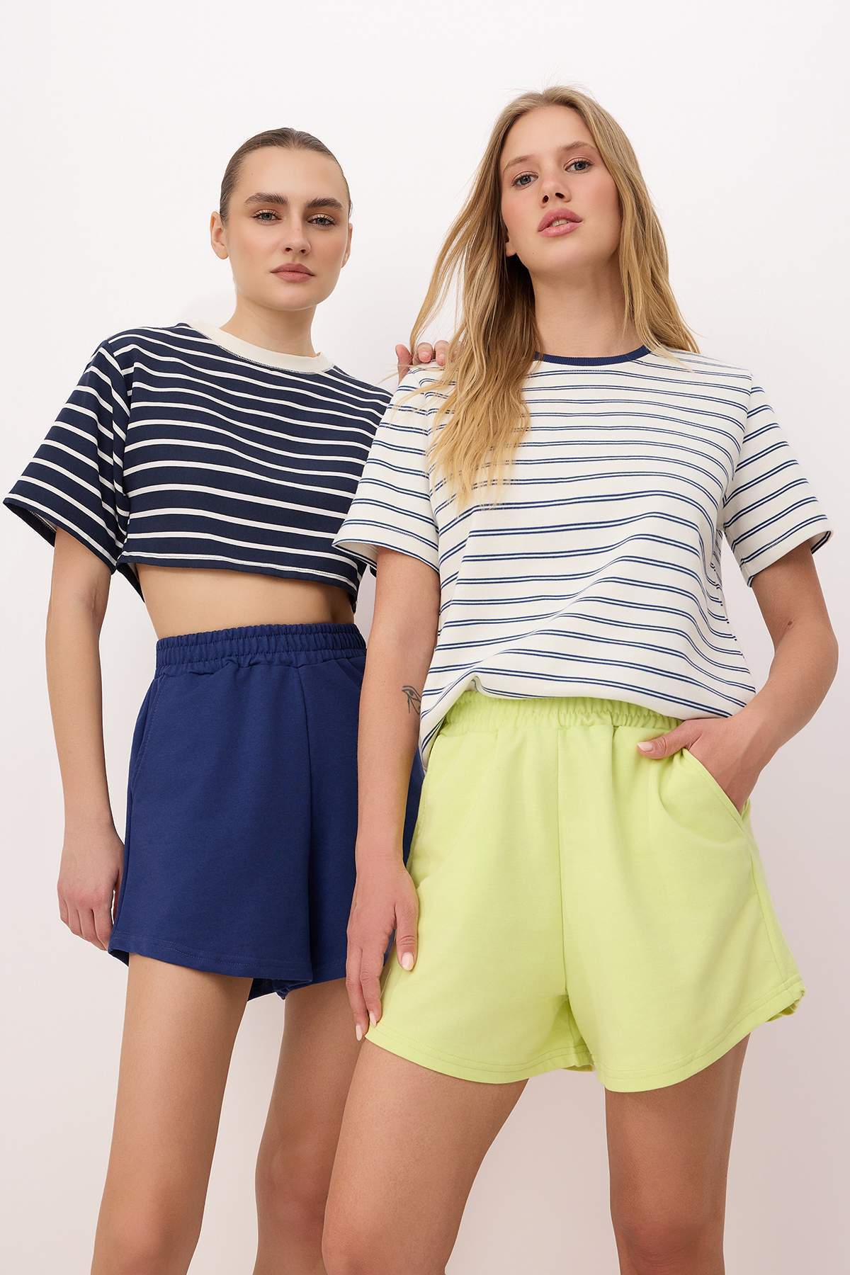 Trendyolmilla  Sarı-Lacivert2'li Paket Relaxed-Rahat Kalıp Kısa Esnek Örme Şort&Bermuda TWOSS25SR00084