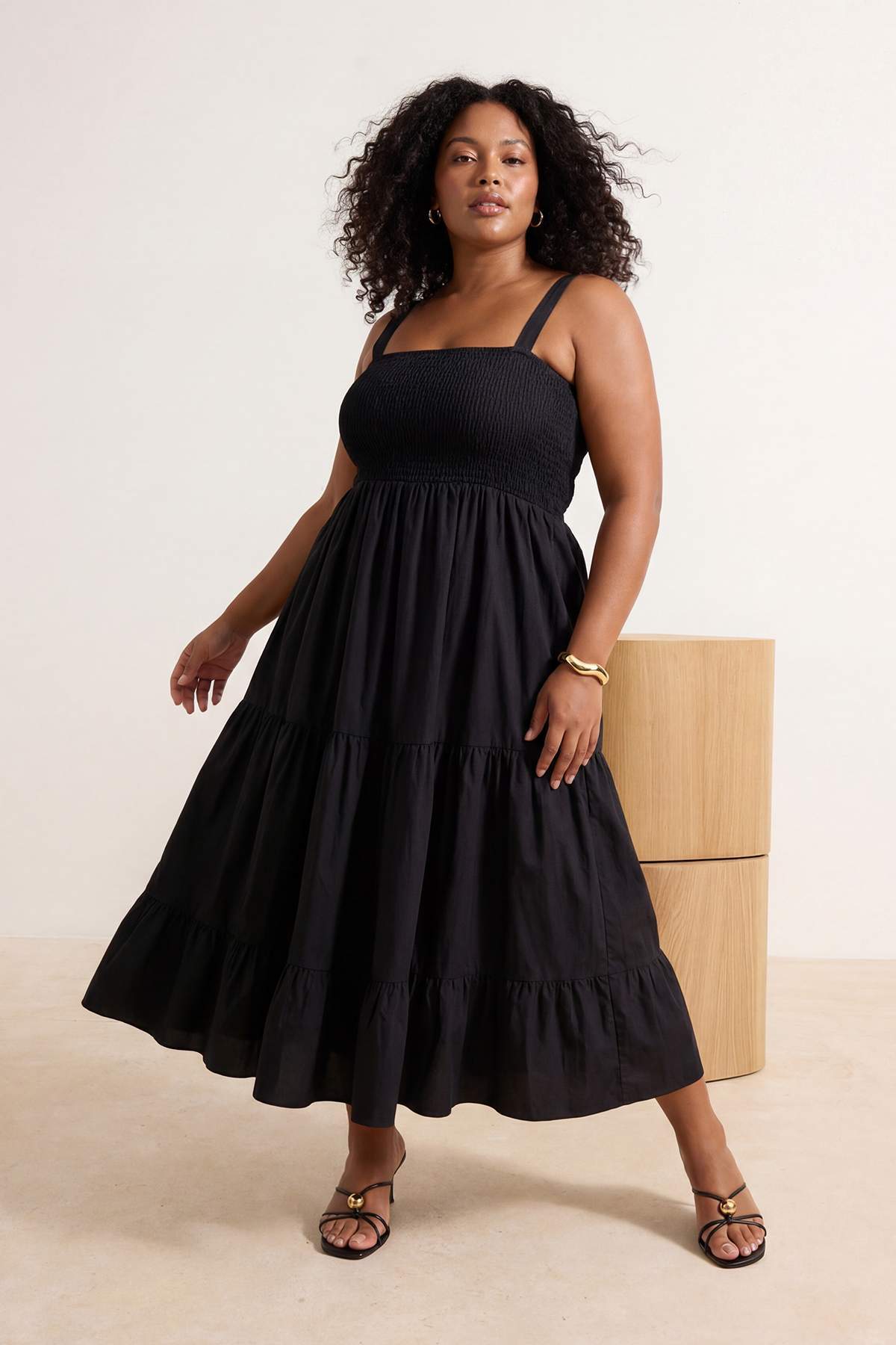 Trendyol Curve Schwarzes, einfarbiges, A-Linien-Kleid mit Gipeli-Quadratkrage...