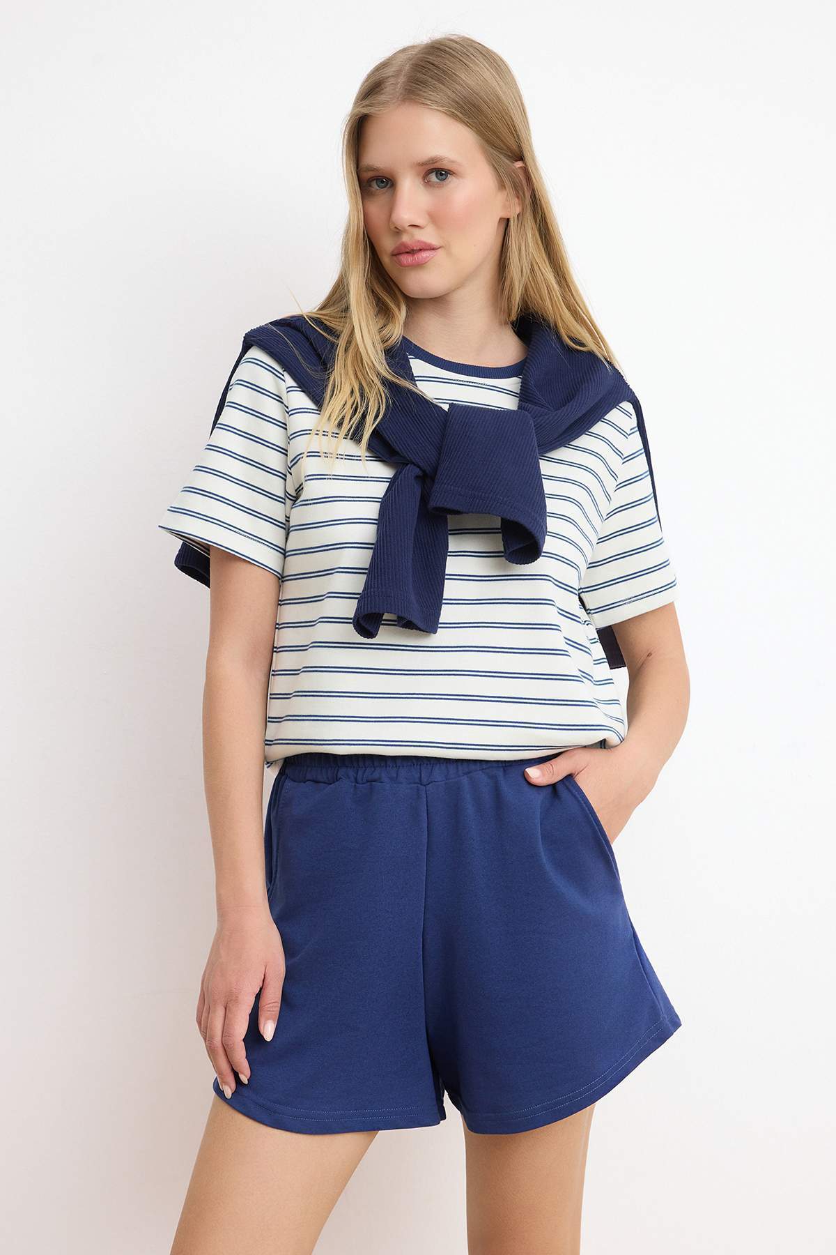 Trendyolmilla  Sarı-Lacivert2'li Paket Relaxed-Rahat Kalıp Kısa Esnek Örme Şort&Bermuda TWOSS25SR00084 - Görsel 2