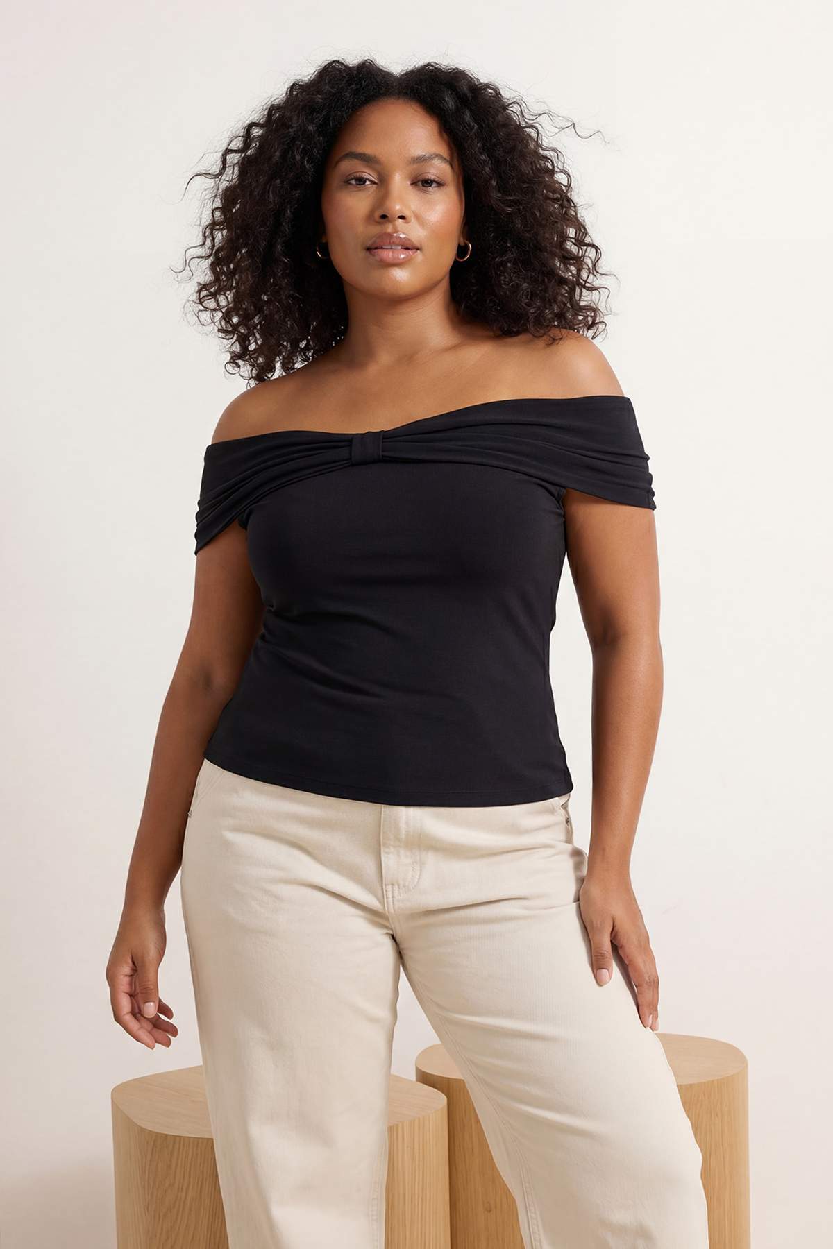 Trendyolmilla Curve Siyah Carmen Yaka Vücuda Oturan Esnek Crop Örme Madonna Yaka Bluz TBBSS26AF00084