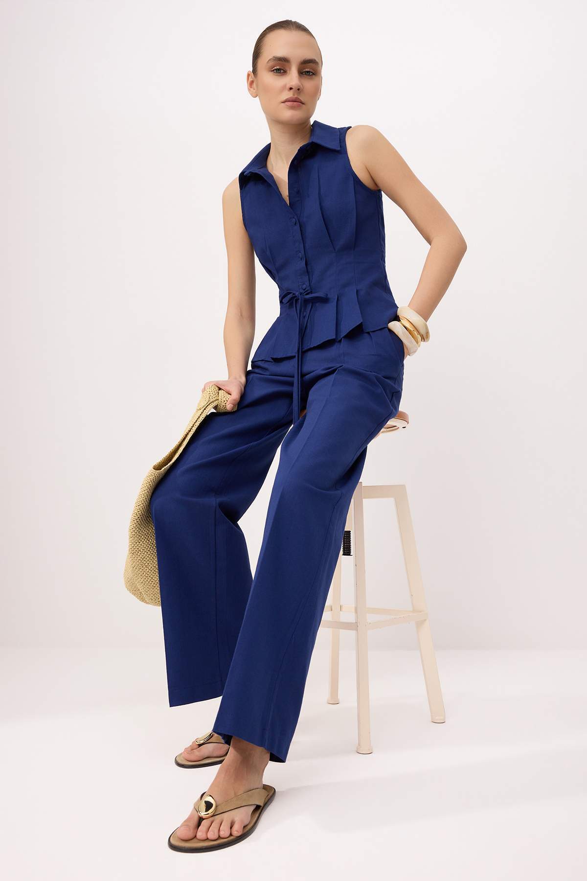 Trendyolmilla  Lacivert Keten Görünümlü Yelek Pantolon Dokuma Alt - Üst Takım TWOSS26AU00104 - Görsel 3