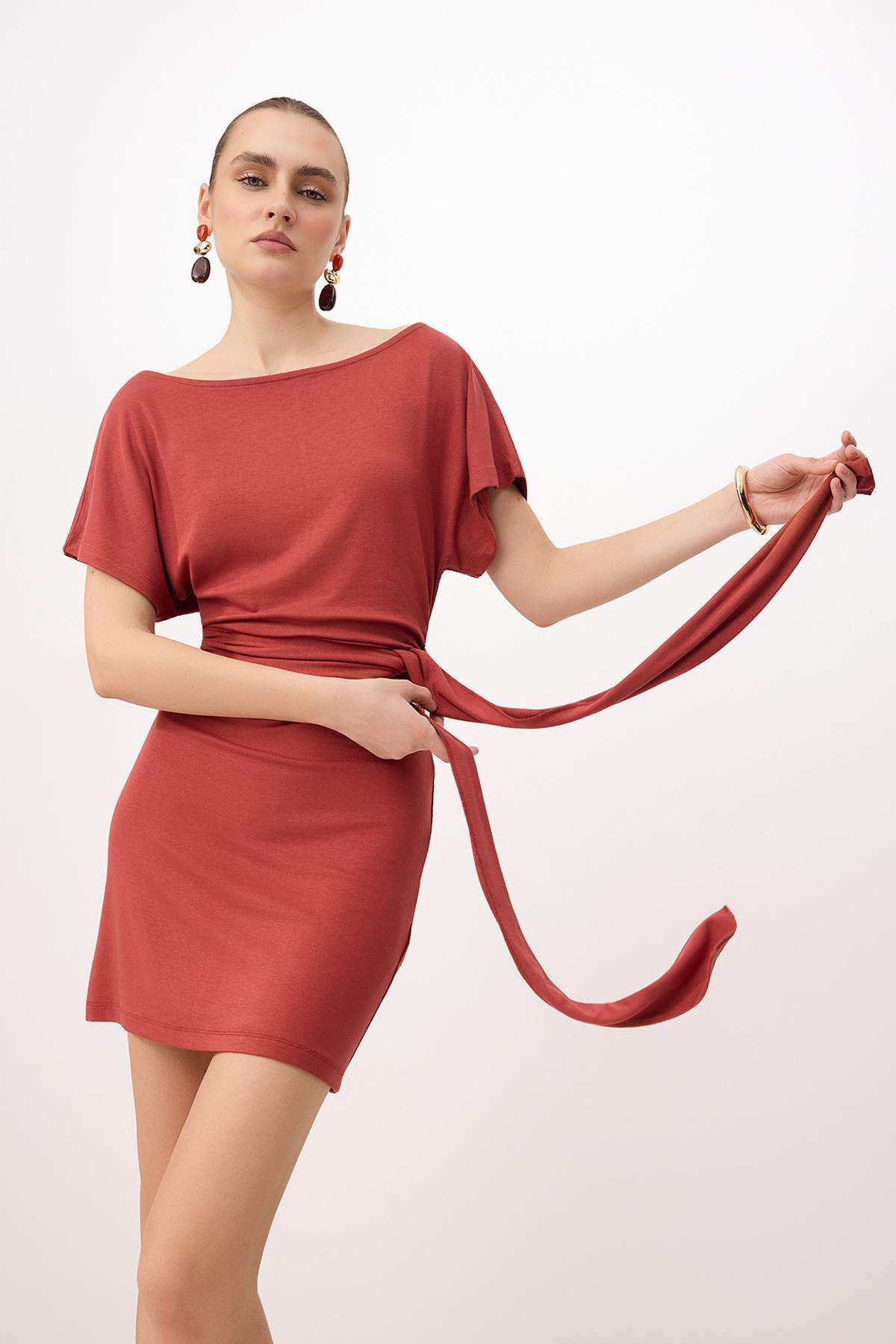 Trendyolmilla Kiremit Bodycon Asimetrik Yaka Bağlama Detaylı Kısa Yumuşak Örme Elbise TWOSS26EL00256