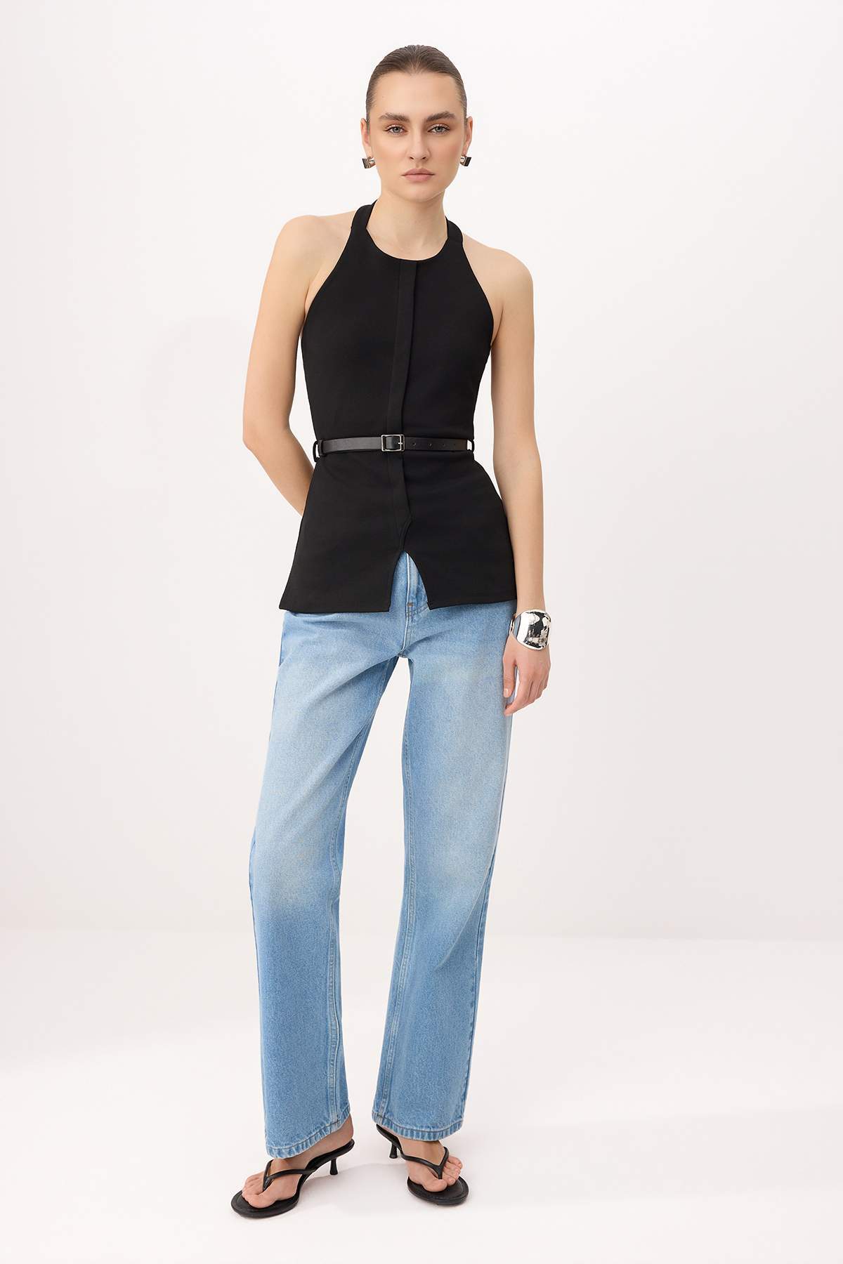 Trendyolmilla  Siyah Fitted/Vücuda Oturan Boyundan Bağlamalı Kolsuz Kemerli İnterlok Örme Bluz TWOSS26BZ00374 - Görsel 2