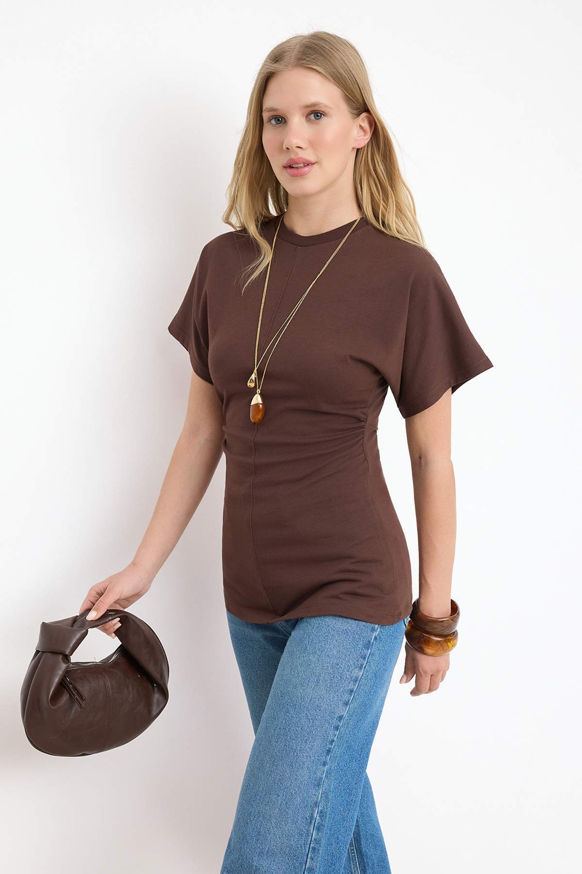 Trendyolmilla Kahverengi Fitted/Vücuda Oturan Yarasa Kol Kısa Kollu Büzgülü Örme Bluz TWOSS26BZ00724