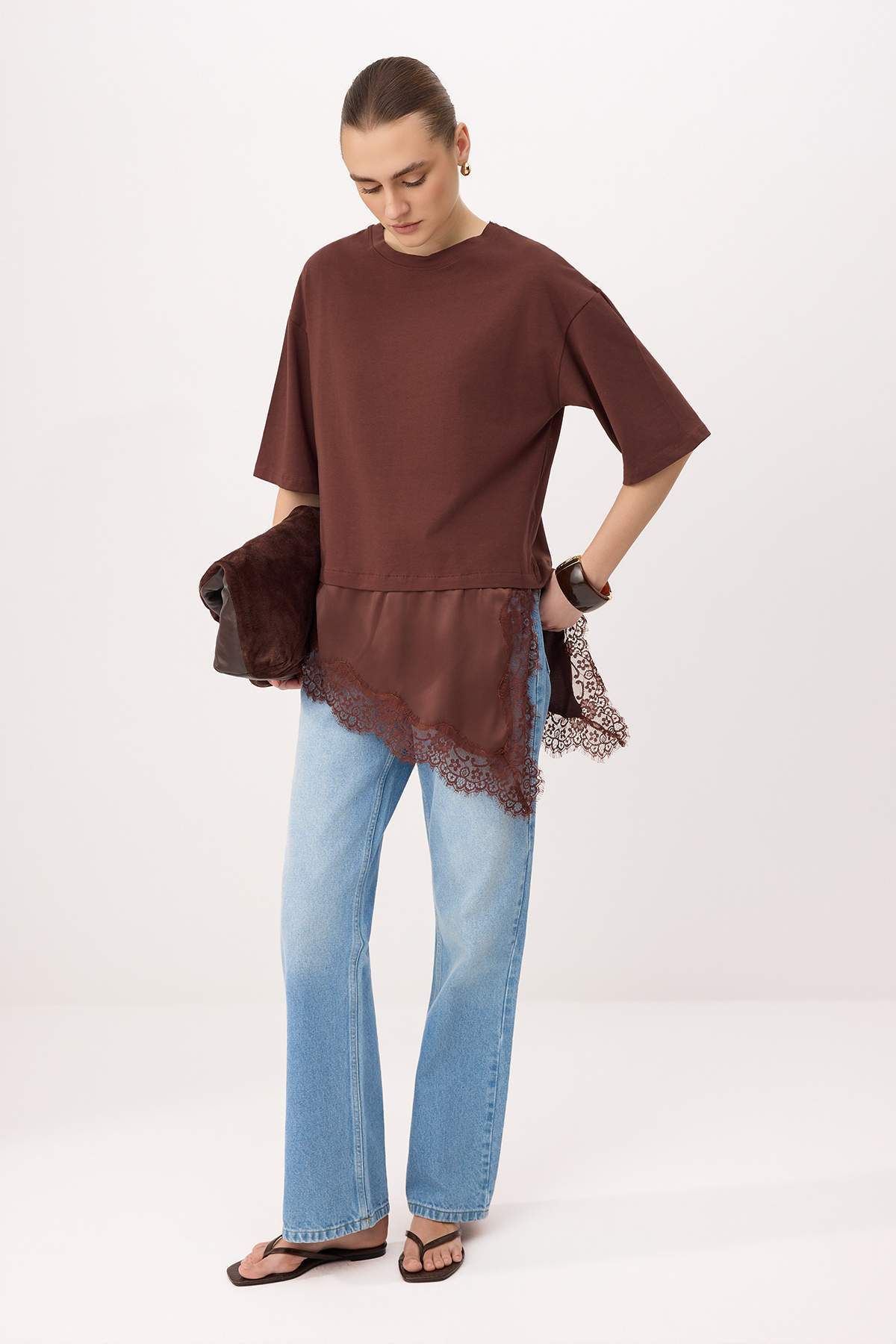 Trendyolmilla  Kahverengi Oversize/Geniş Kalıp Asimetrik Dantel Detaylı %100 Pamuk Örme T-shirt TWOSS26TS00296 - Görsel 2