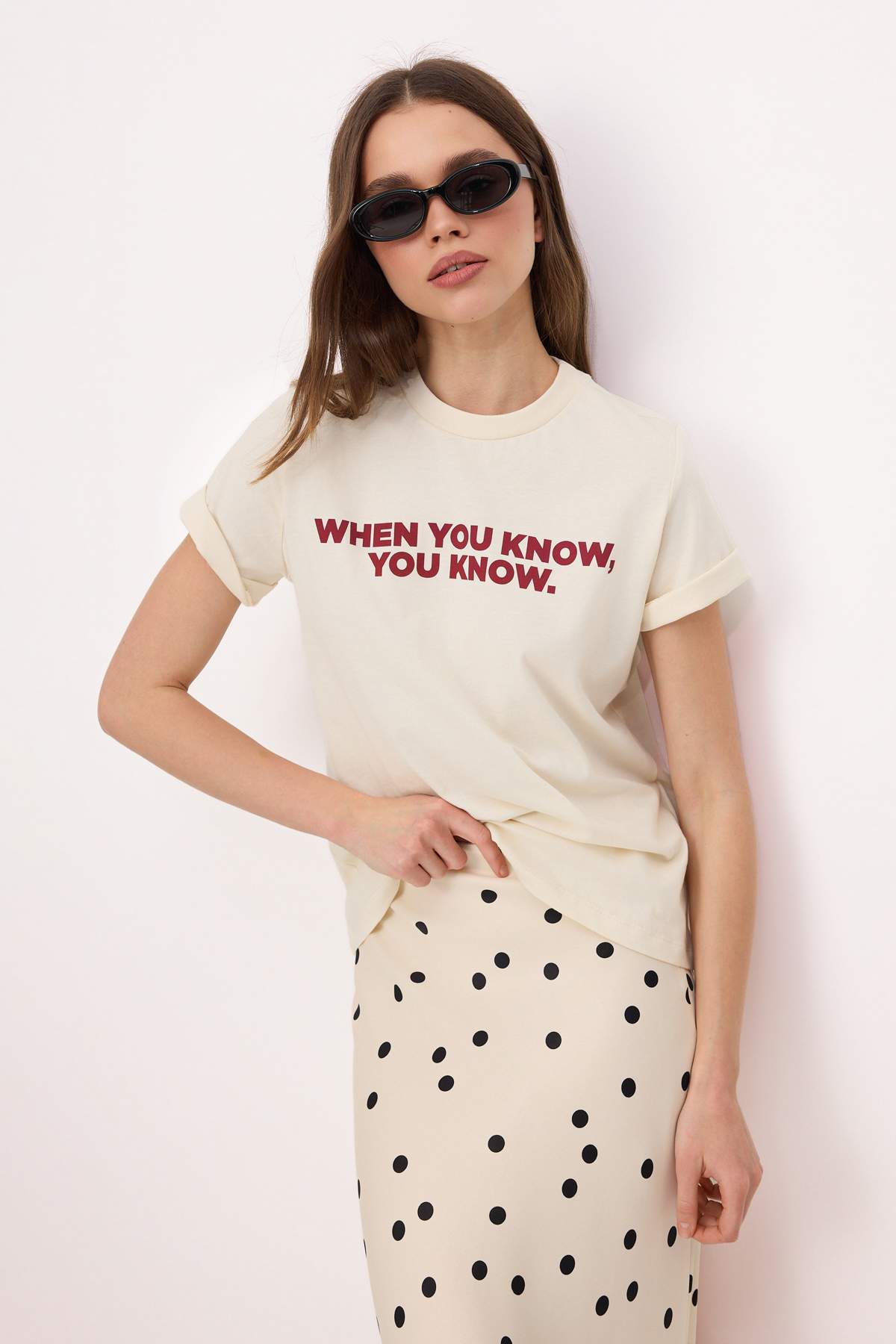 Trendyolmilla  Ekru Slogan Regular/Normal Kalıp Kısa Kollu Tok %100 Pamuk Örme T-Shirt TWOSS26TS00155