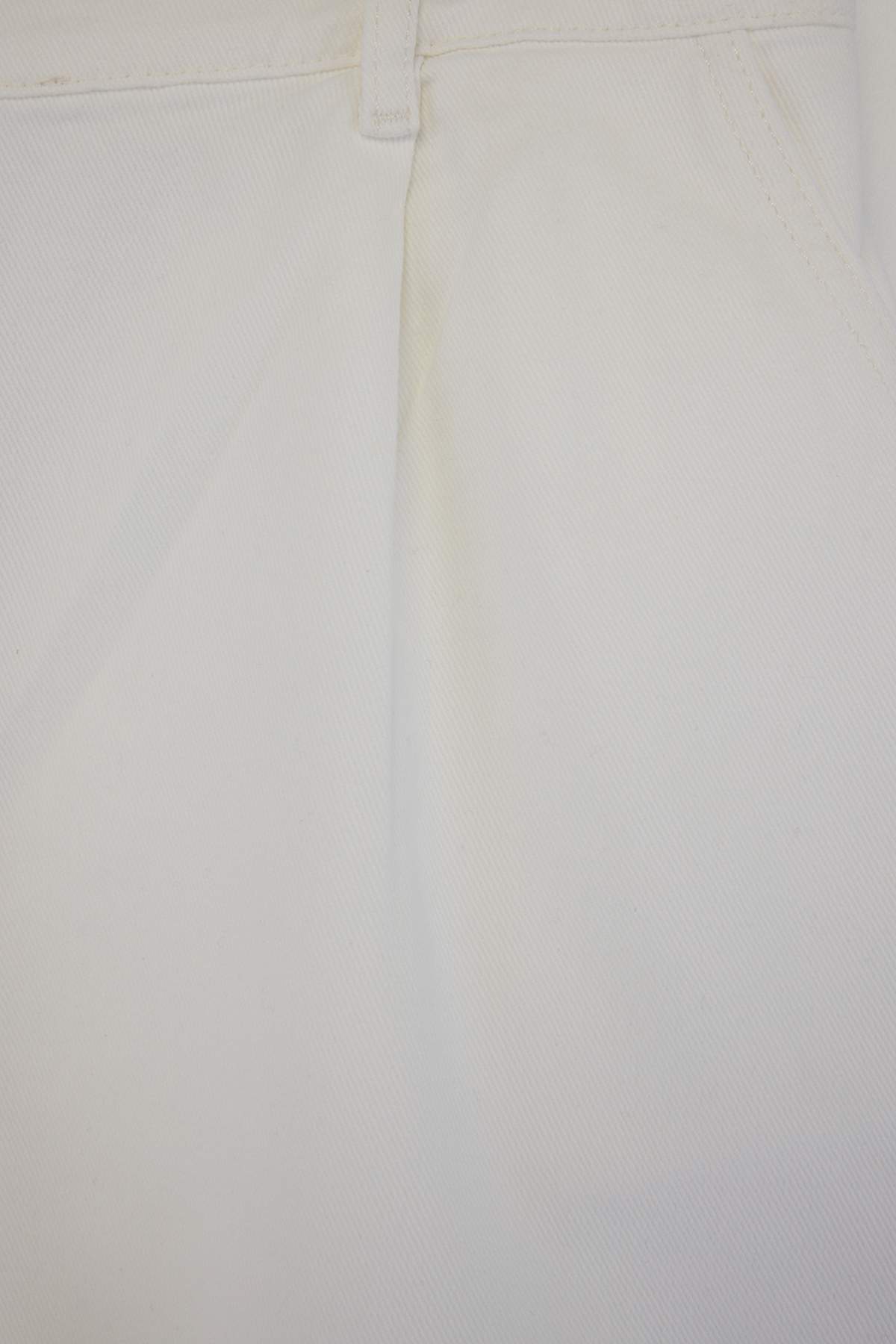 Trendyolmilla  Beyaz More Sustainable Pileli Lastikli Yüksek Bel %100 Pamuk Non-Stretch Denim Şort TBBSS26AP00012 - Görsel 5