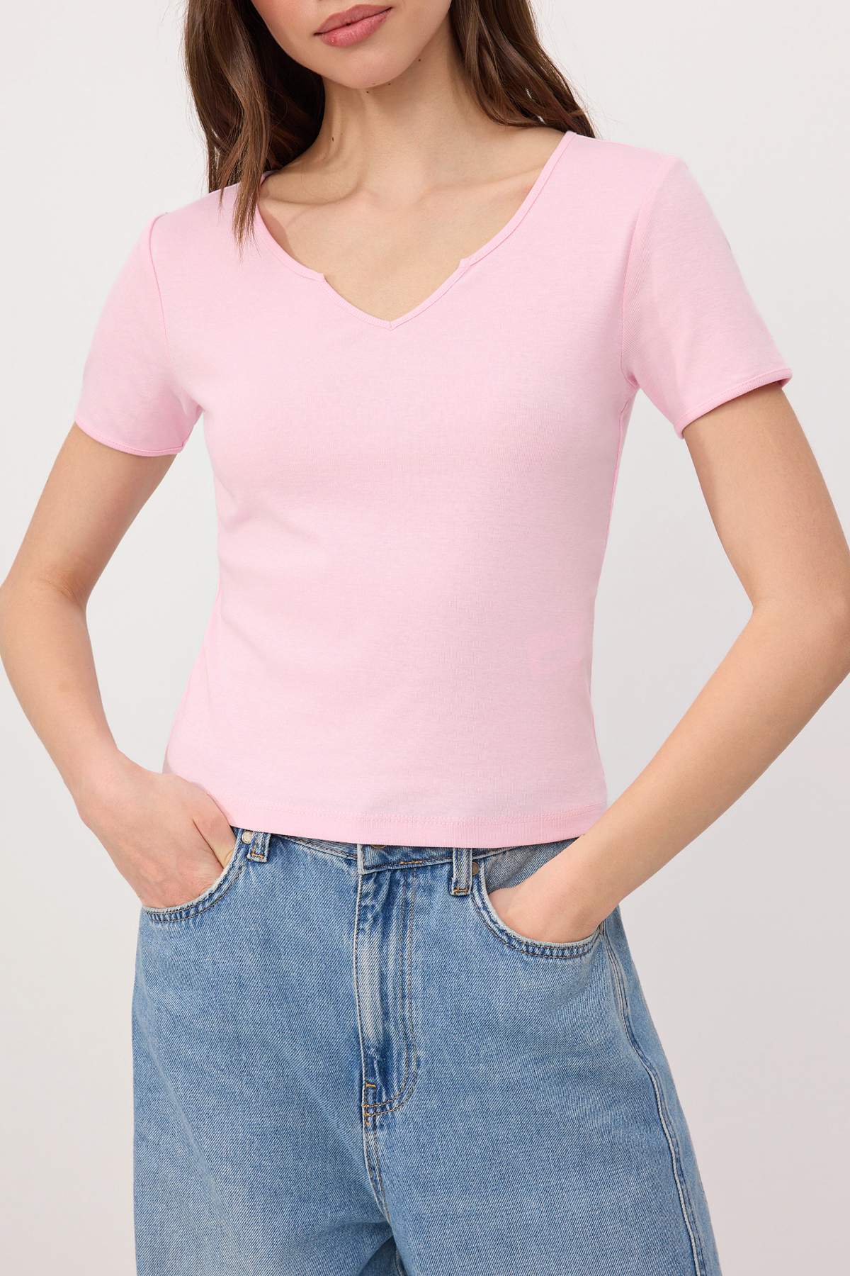 Trendyolmilla  Pembe Düz Fitted Kaçık Yaka Standart Kol Crop Pamuk Ribana Örme T-Shirt TWOSS26TS00203 - Görsel 3